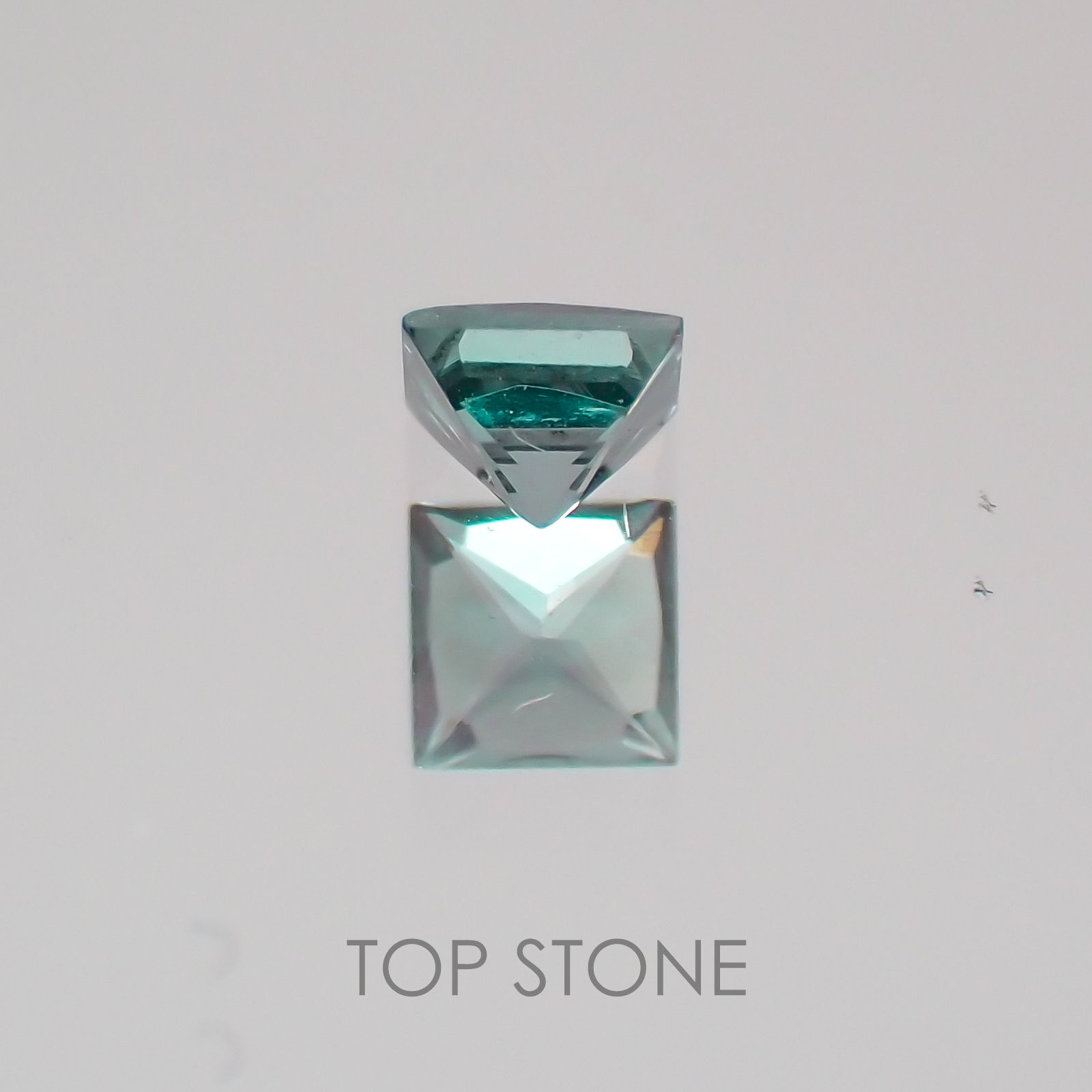 ◇プリンセスカット◇カラーチェンジガーネット(アレキタイプ) マダガスカル・ベキリー産 ルース 0.11ct[21059880]2.7×2.7mm前後