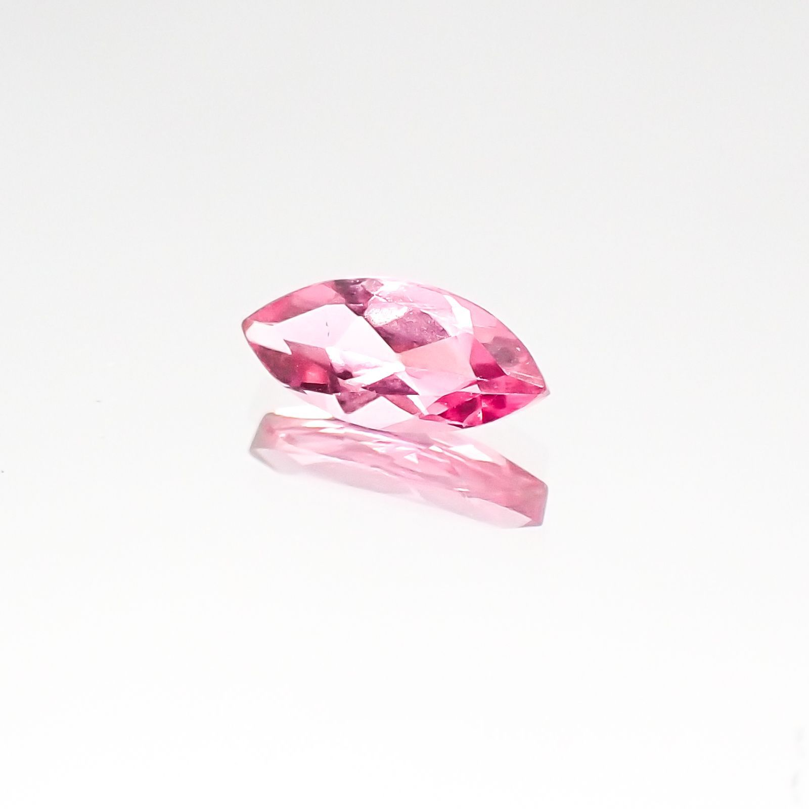 ホットピンクスピネル(宝石名ピンク・スピネル)タンザニア産 0.34ct 識別済[230823043]7.2x3.3mm前後