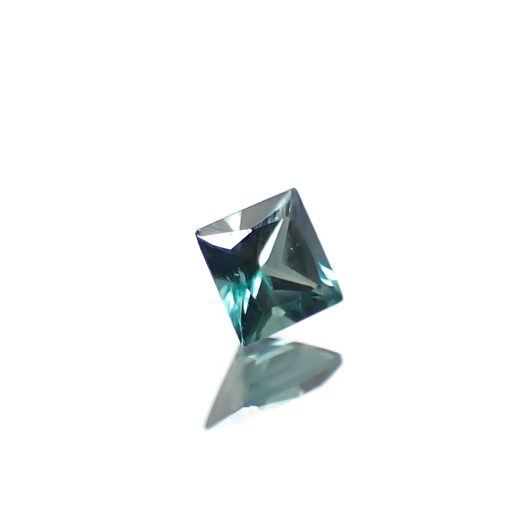 ◇プリンセスカット◇ベキリーブルーガーネット（カラーチェンジガーネット アレキタイプ） マダガスカル・ベキリー産 0.052ct [241229624]2x2mm前後