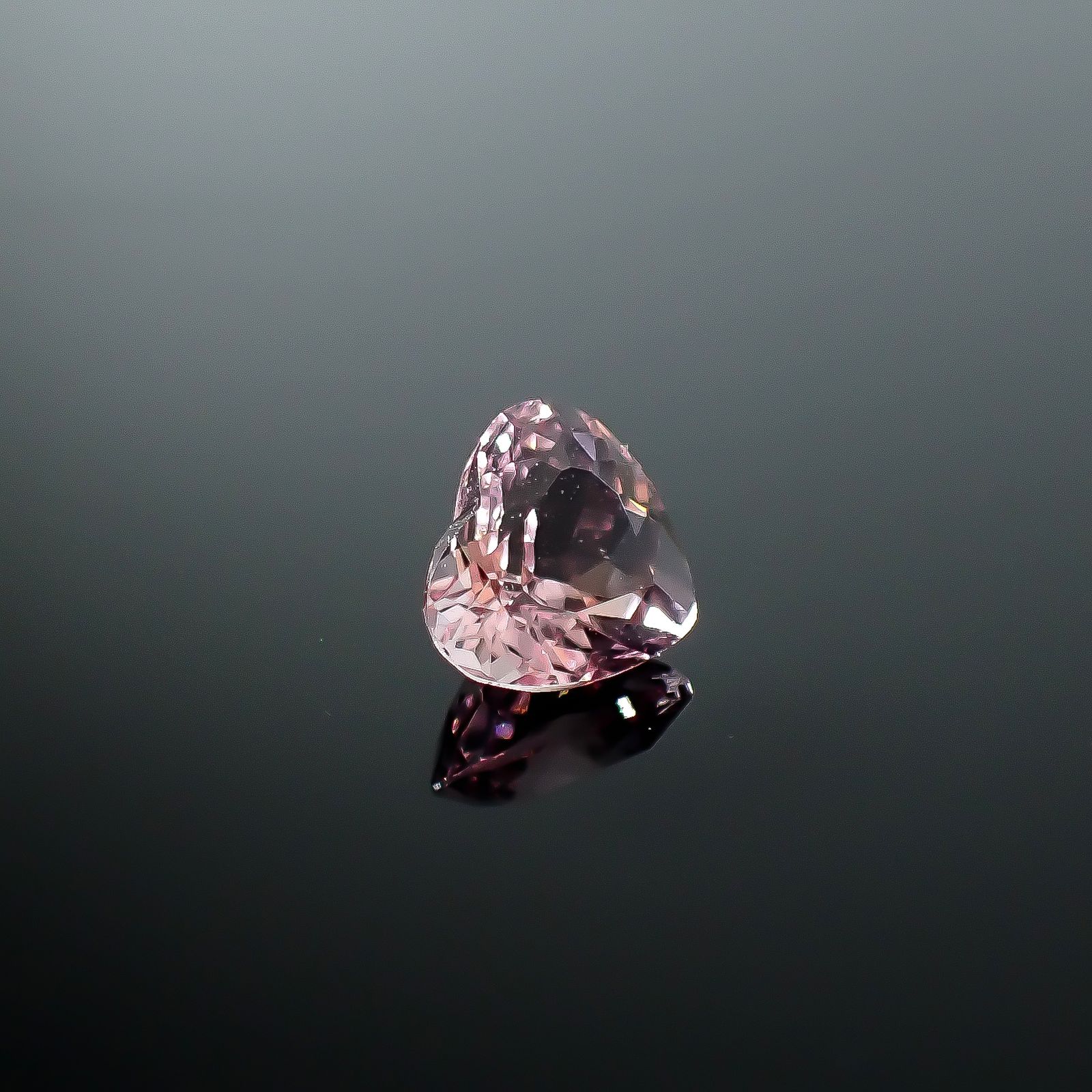 モルガナイト ブラジル産 0.82ct [250730876]5.7x6.7mm前後