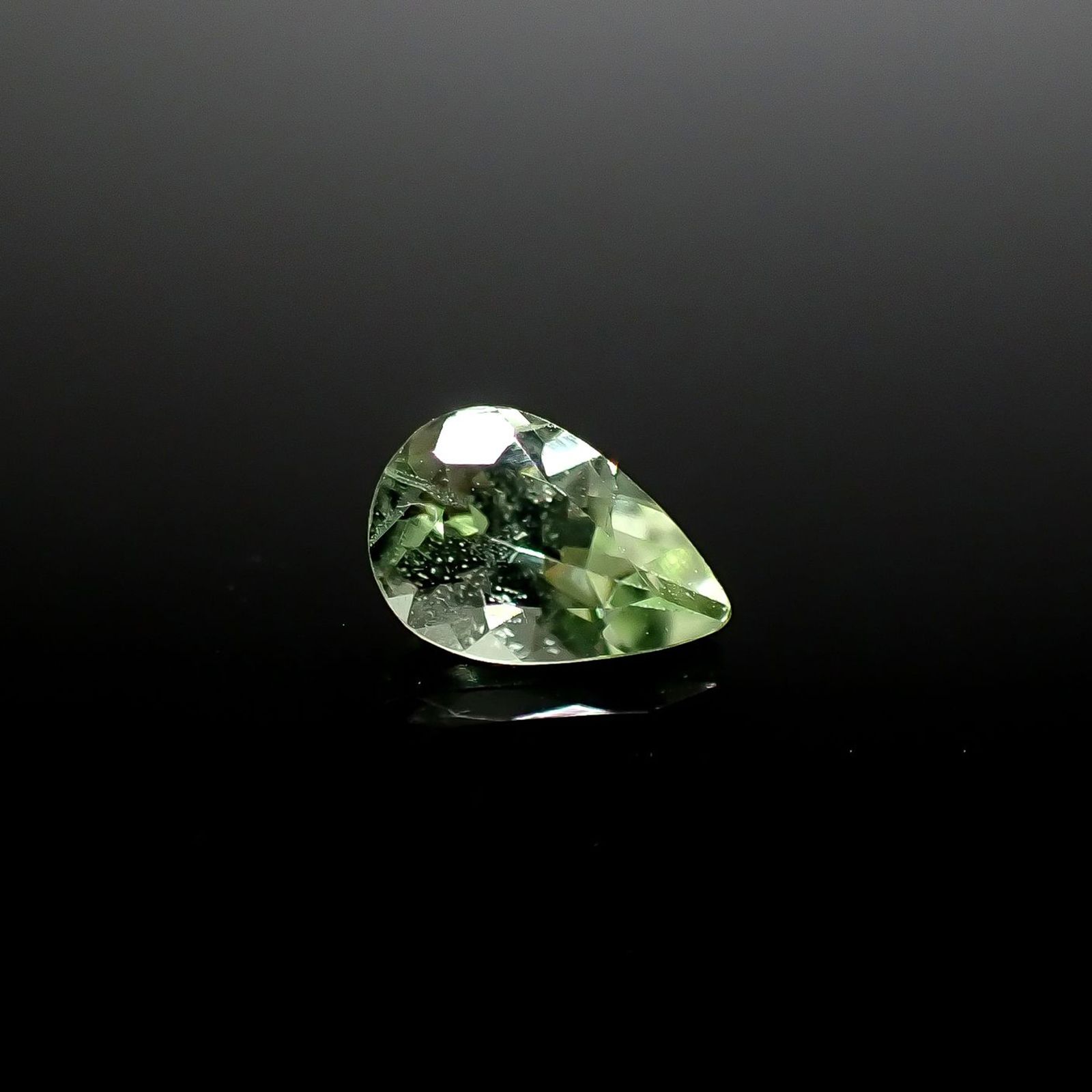 ミントペリドット パキスタン/ノルウェー産 0.39ct / 6.1x4mm前後 [250730643]