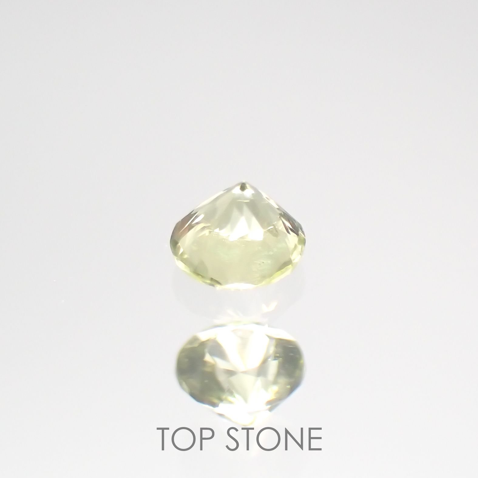 パラサイティックペリドット(宝石名ペリドット) 採取地：ロシア 0.033ct 識別済[210812869]1.7×1.7mm前後