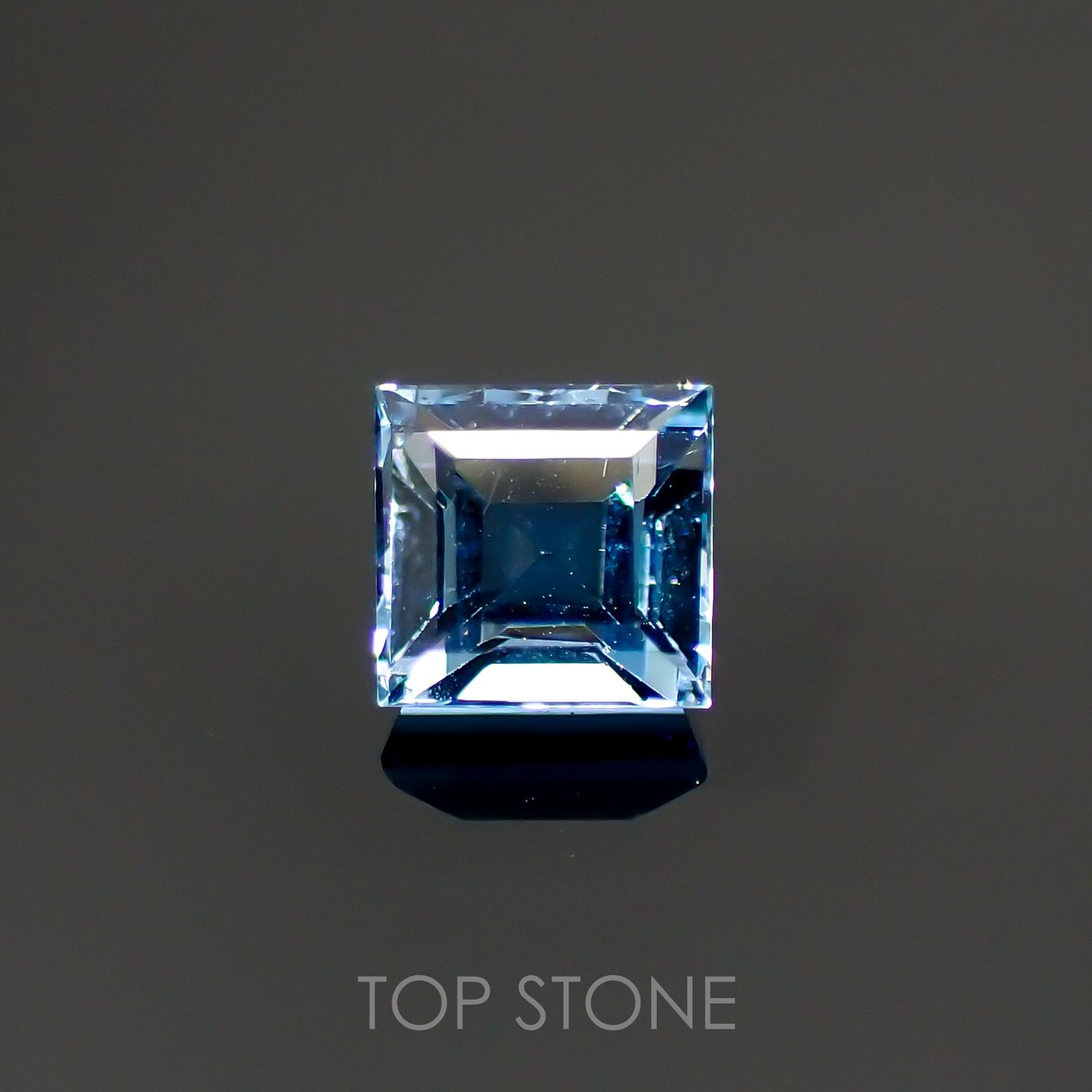 アクアマリン サンタマリアカラー(宝石名アクアマリン) モザンビーク産 0.71ct 識別済[210912600]4.9×4.8mm前後