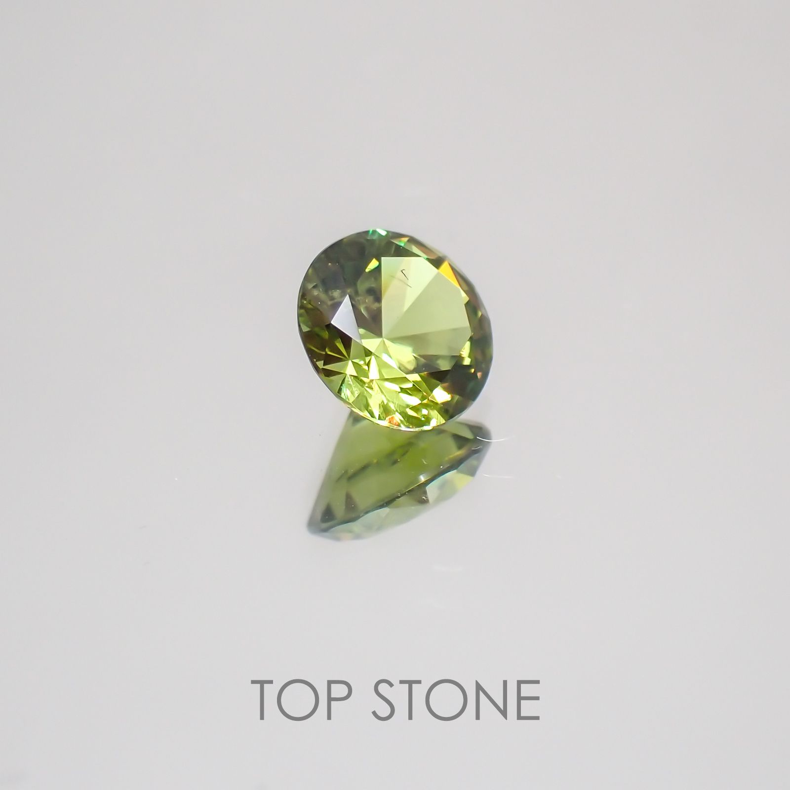 デマントイドガーネット(宝石名デマントイド・ガーネット)ロシア産 0.581ct ソ付(彩珠)[220717103]5.2x5.1mm前後