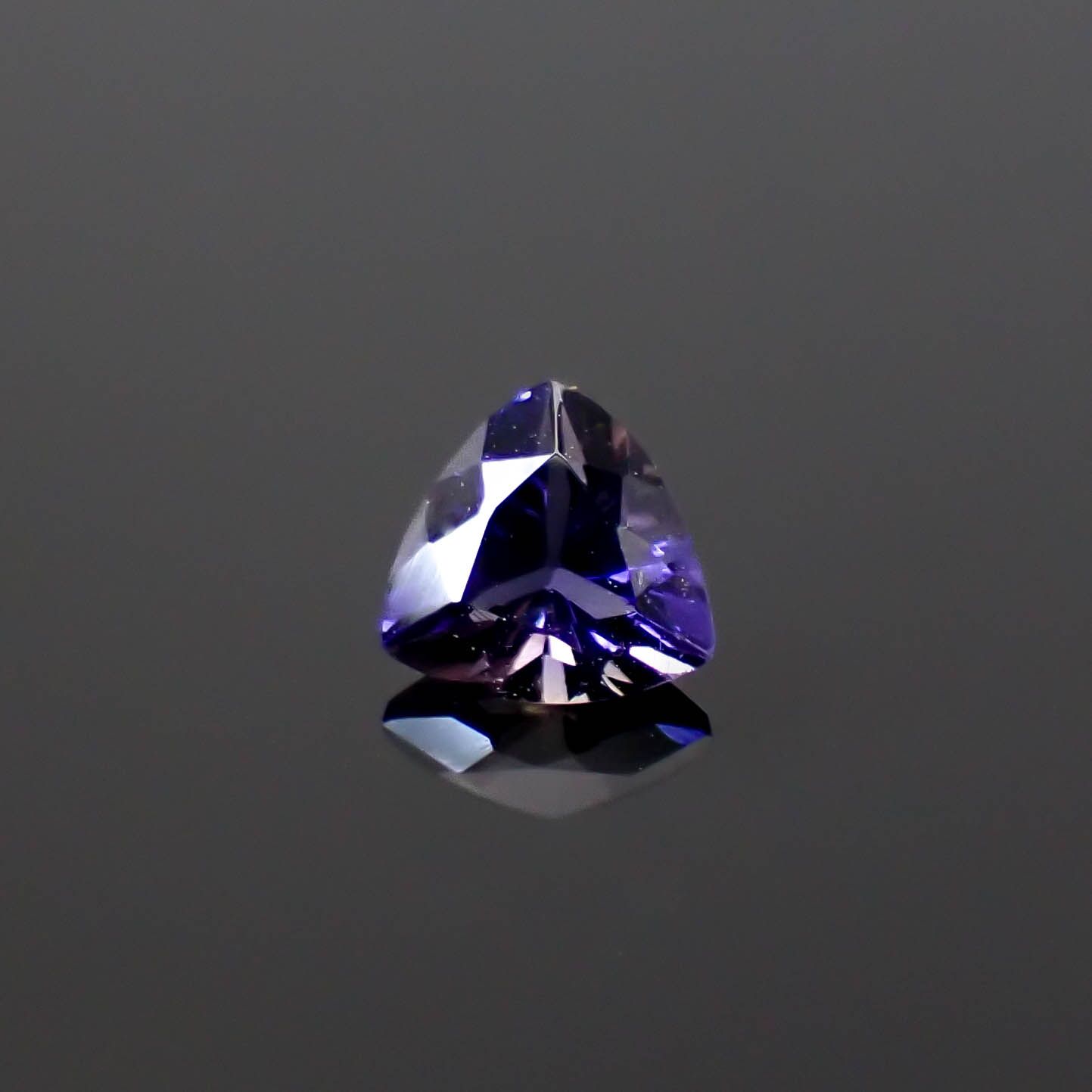 アイオライト タンザニア産 0.52ct [250229840]5.8x5.9mm前後
