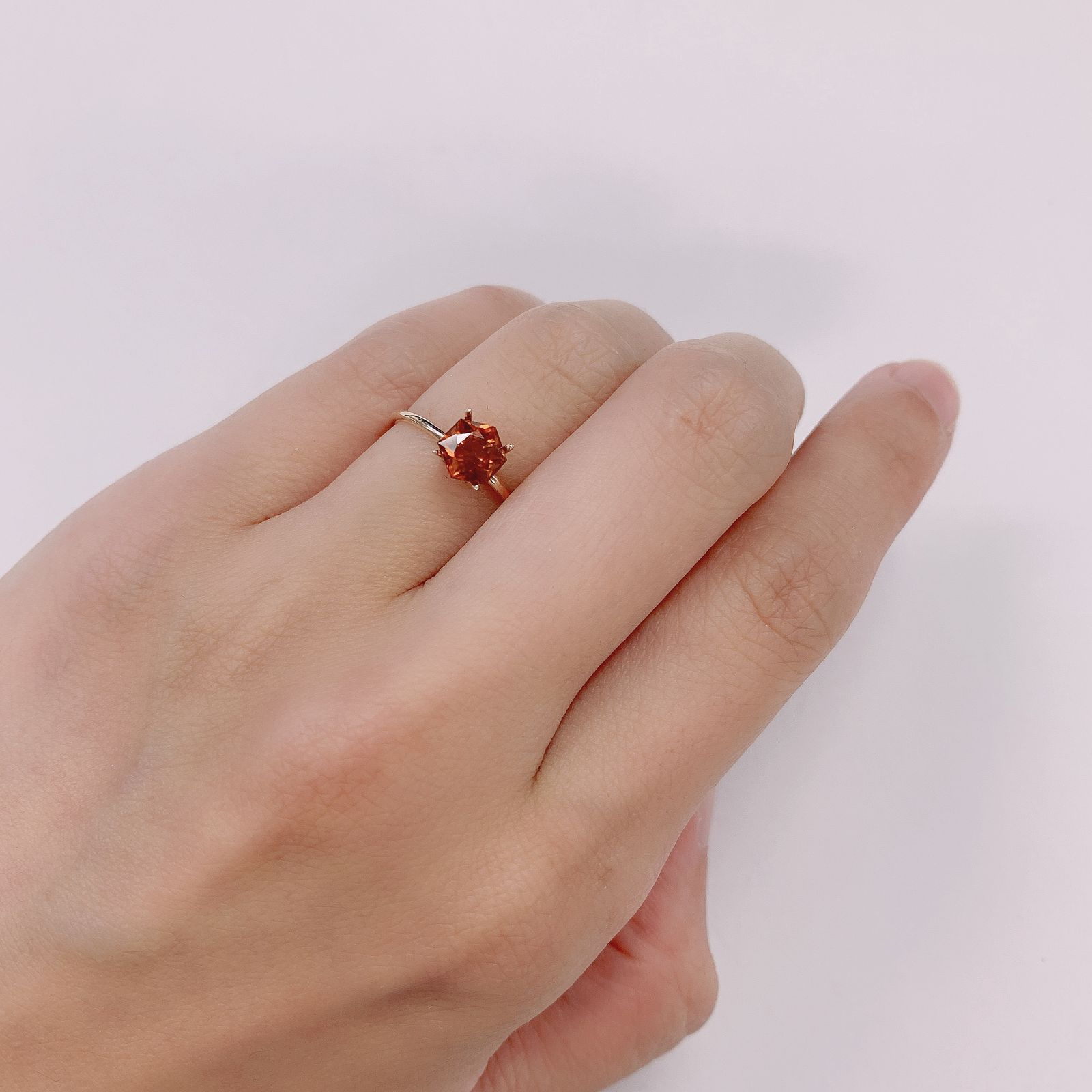◇ヘキサゴンカット◇ヘソナイトガーネット(宝石名ガーネット) スリランカ産 0.93ct 識別済[210812681]5.5×5.5mm前後