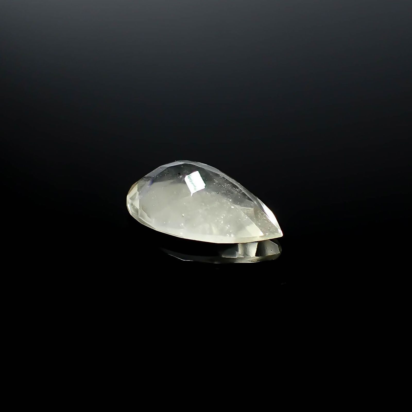 リビアングラス 発見地：エジプト・リビア砂漠 4.76ct / 17.1x10.2mm前後 [251131305]