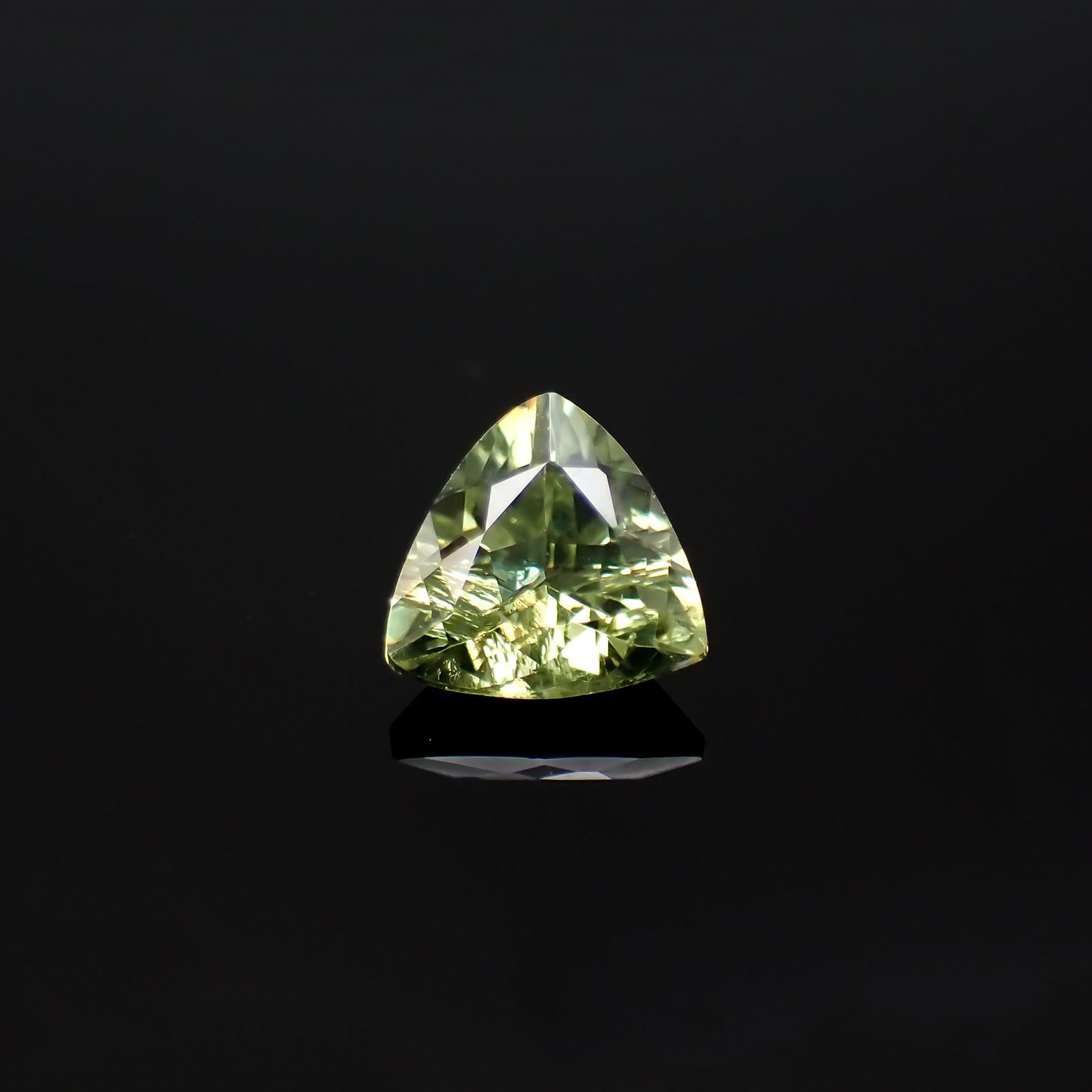 デマントイドガーネット ナミビア産 0.50ct[220917674]5x5.2mm前後