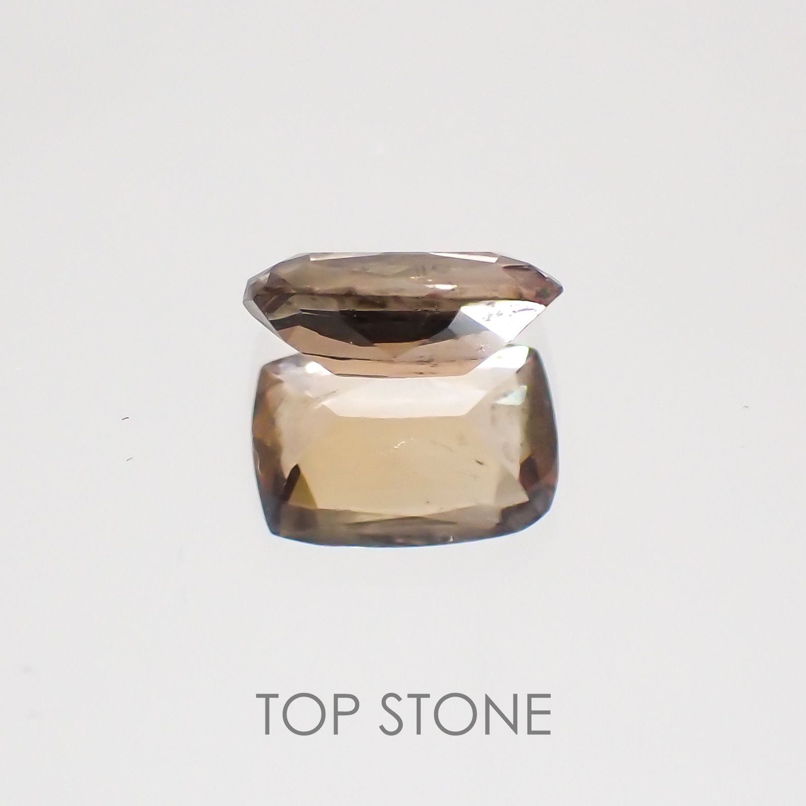 アキシナイト(宝石名アキシナイト) パキスタン産 0.64ct 識別済[20128805]6.4×4.6mm前後