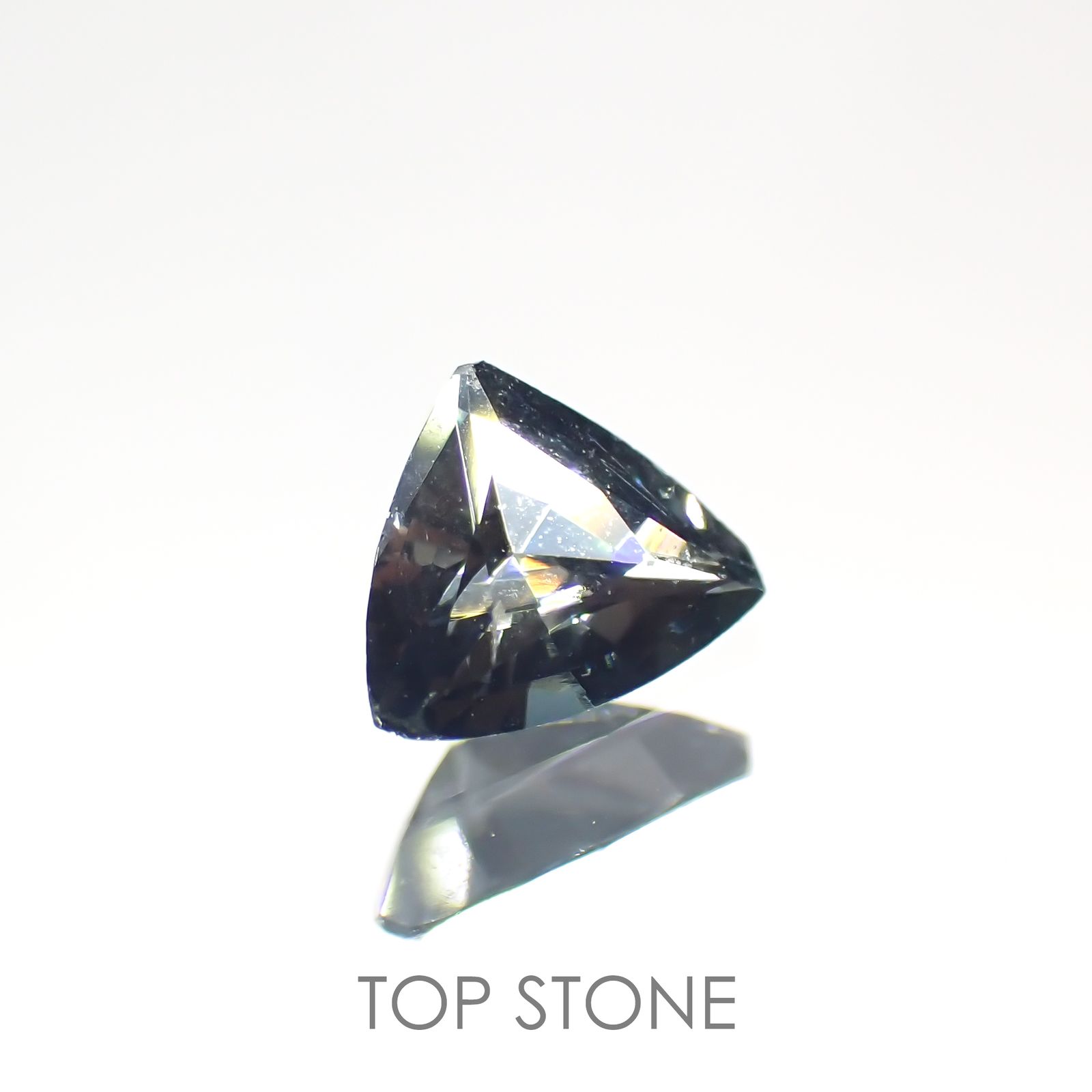 サファリン(宝石名サフィリン) スリランカ産 0.241ct ソ付(彩珠)[21019624]4.1×5.1mm前後