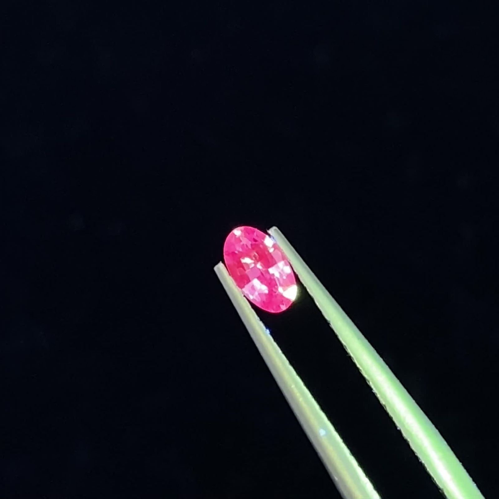 ネオンピンクサファイア スリランカ産 0.24ct[230421529]4.8x3mm前後 | TOP STONE(トップストーン)
