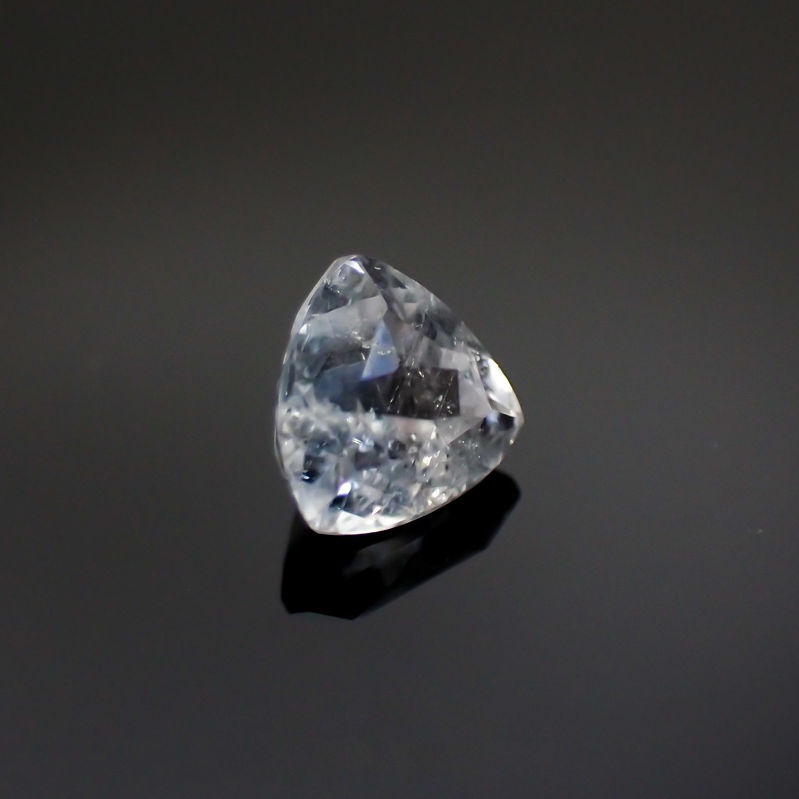 ユークレース(宝石名ユークレース) ブラジル産 0.476ct ソ付(彩珠)[20052391]4.8×4.8mm前後