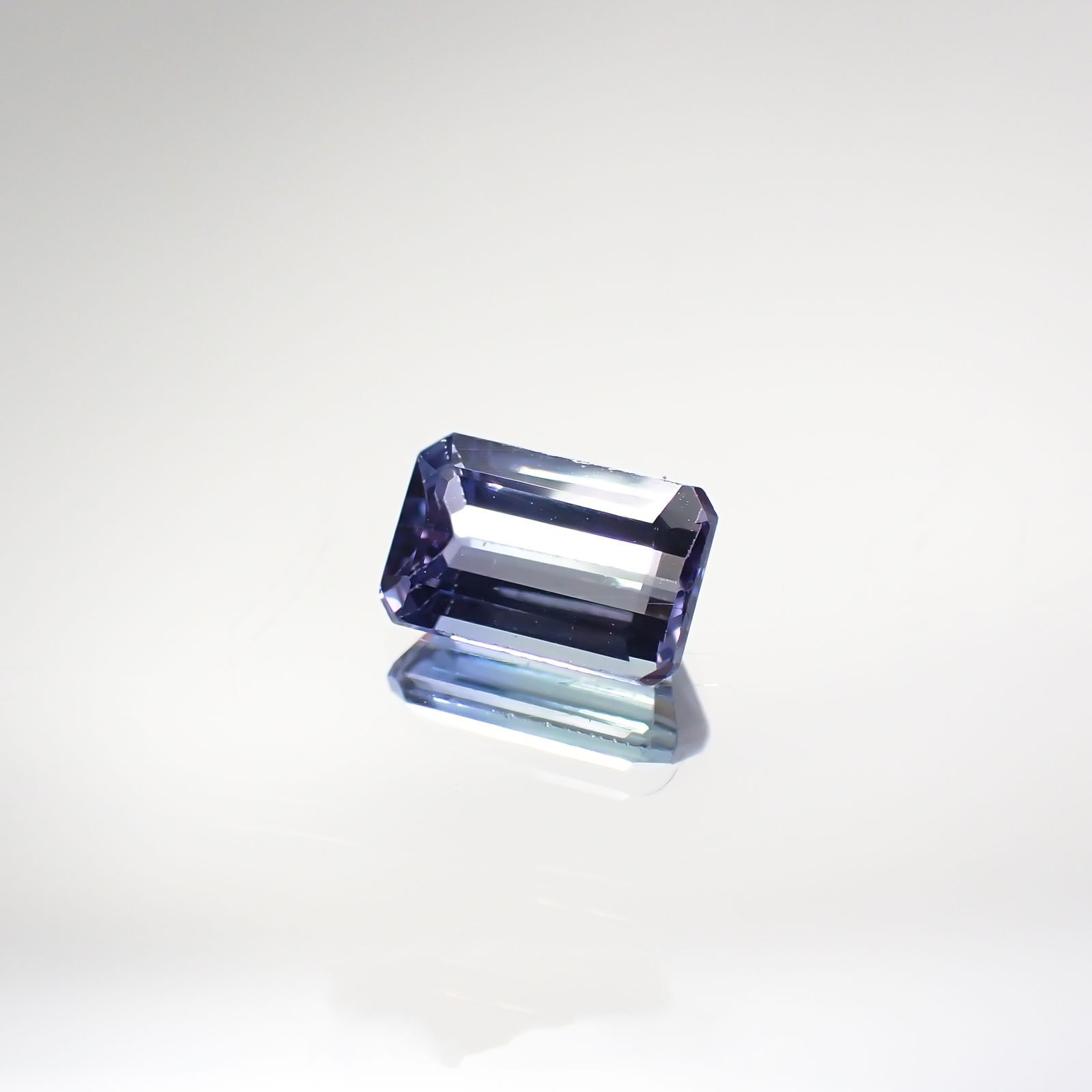 パーティカラータンザナイト(宝石名パーティカラード・ゾイサイト) タンザニア産 0.642ct ソ付(彩珠)[210711844]6.1×3.9mm前後
