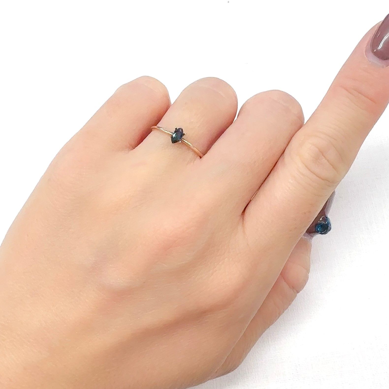 ベキリーブルーガーネット（カラーチェンジガーネット アレキタイプ） マダガスカル・ベキリー産 0.19ct[240628284]5x2.6mm前後