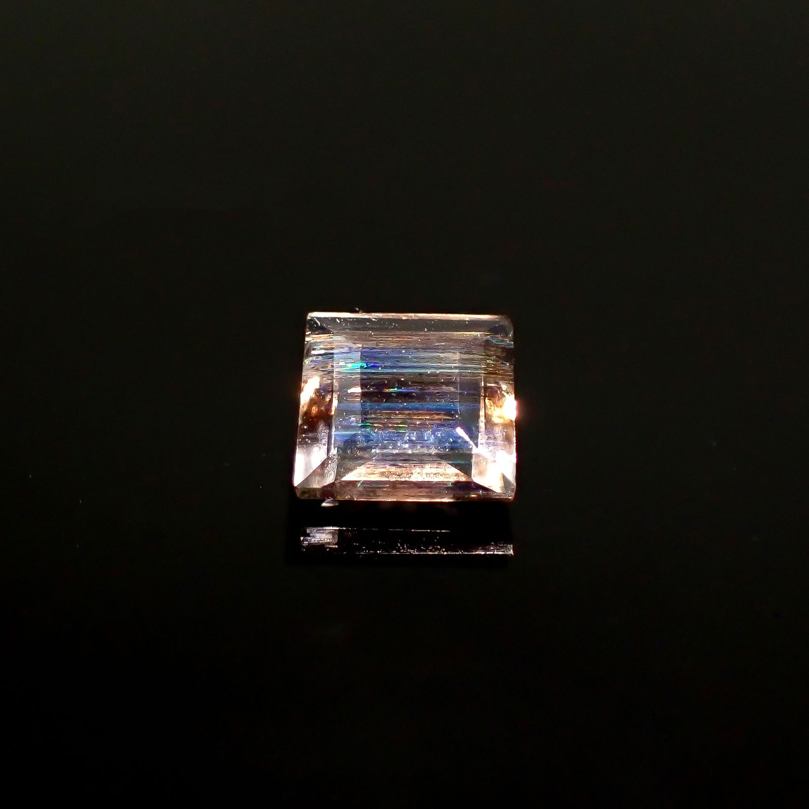 レインボースキャポライト ブラジル産 0.84ct / 6x5.9mm前後 [250931044]