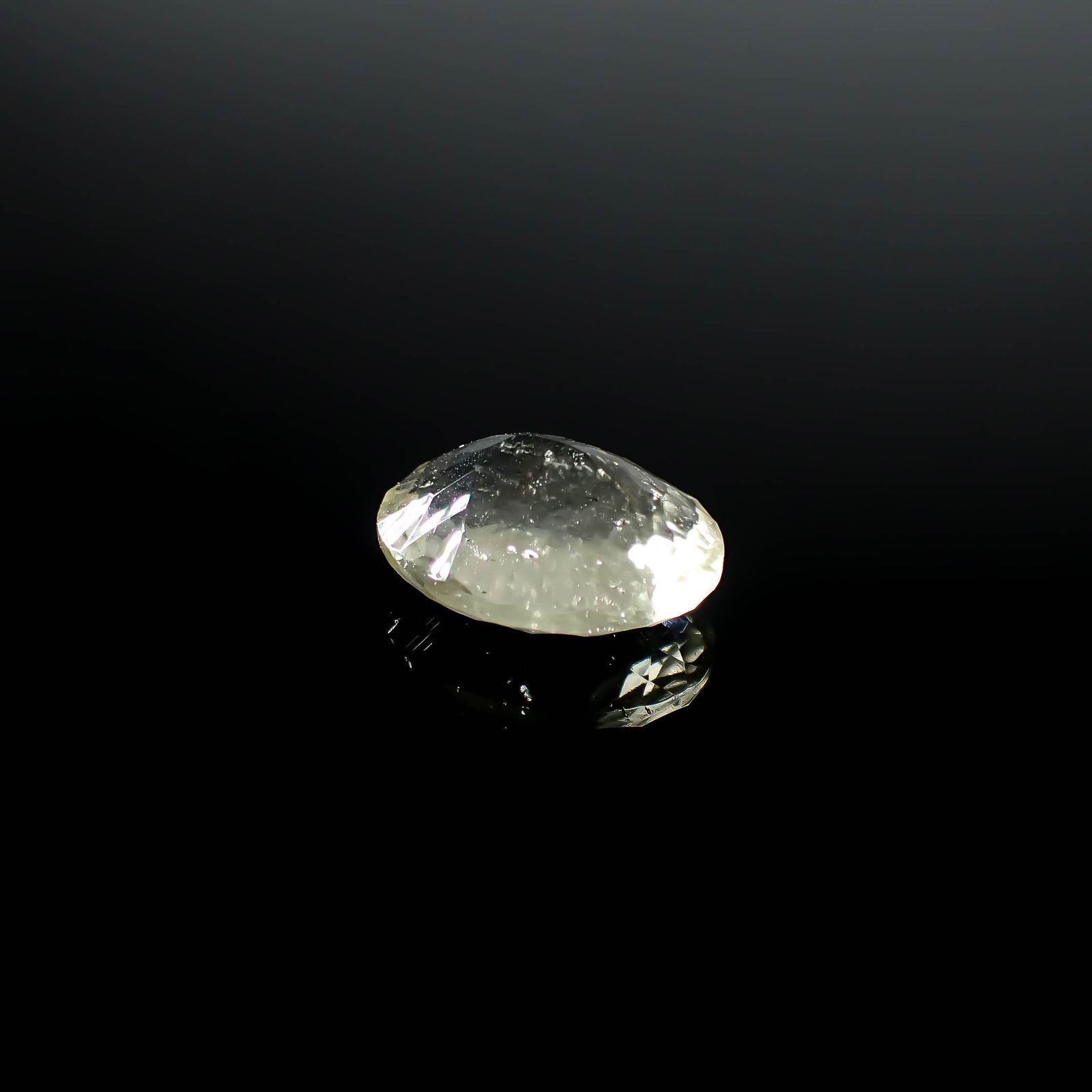 リビアングラス 発見地：エジプト・リビア砂漠 8.27ct / 16.5x12.9mm前後 [251131302]