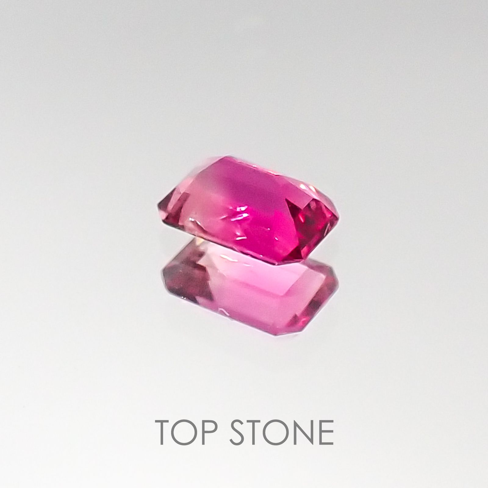 レッドベリル アメリカ・ユタ州産 ルース 0.12ct[20085218]3.8×2.6mm前後