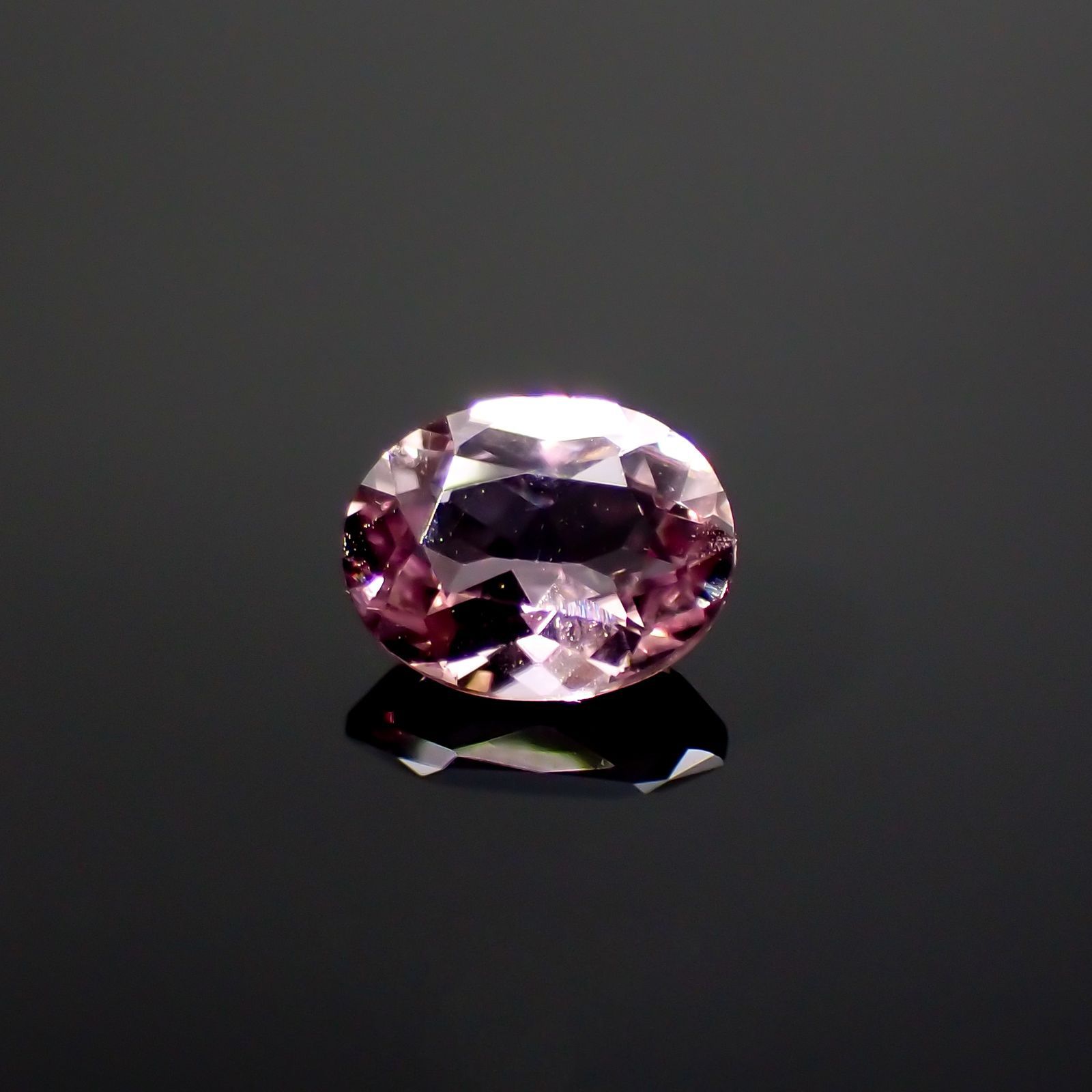 ピンクダイアスポア(宝石名ダイアスポア) アフガニスタン産 0.38ct 識別済[210812434]5.2×4mm前後