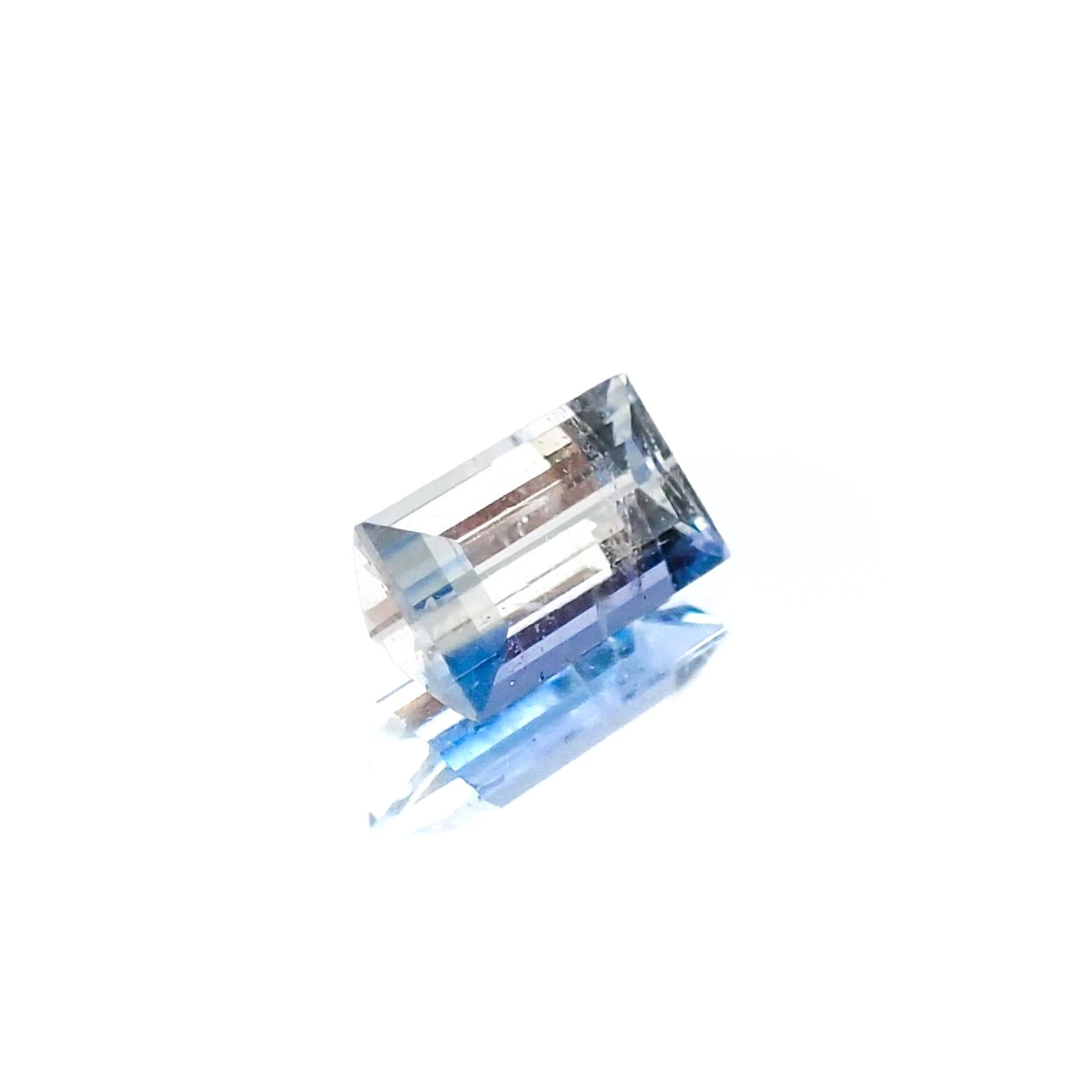 ジェレメジェバイト(宝石名エレメジェバイト) ナミビア産 ソ付(彩珠) 0.494ct / 5.6×3.5mm前後 [20085121]