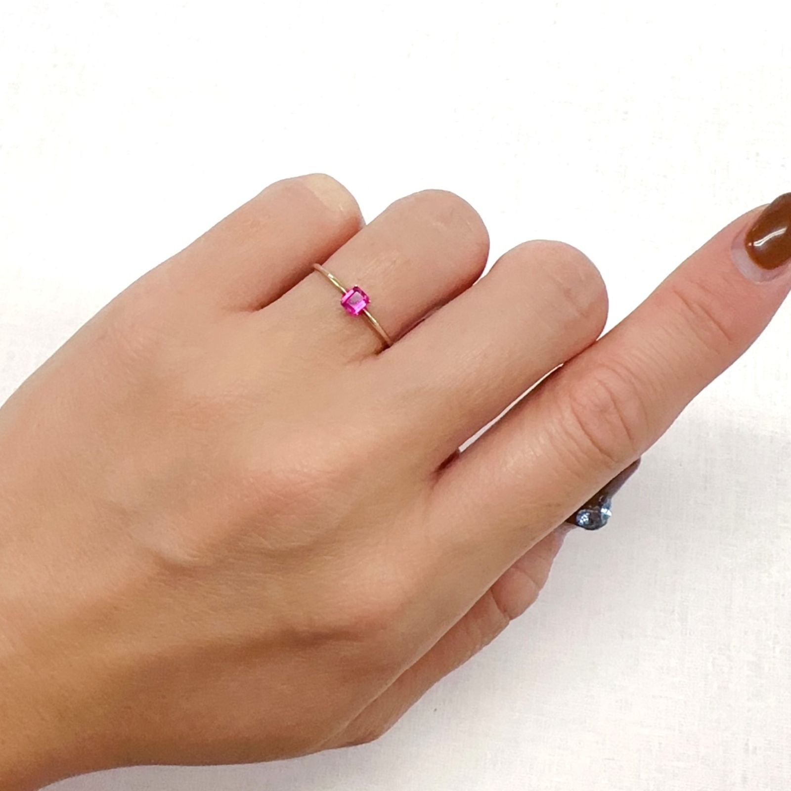 レッドベリル(宝石名レッド・ベリル)アメリカ・ユタ州ワーワーマウンテン産 0.142ct ソ付(彩珠)[231124072]3.4x2.9mm前後