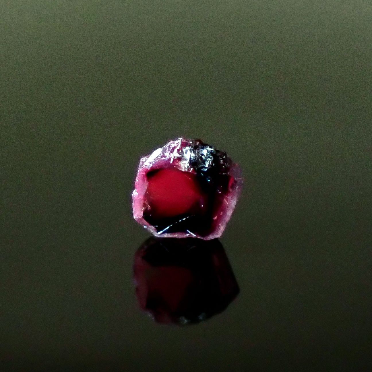 ウィンザーサファイア原石スライス タンザニア・ウィンザー産 0.70ct [250730832]5.4x5.6mm前後
