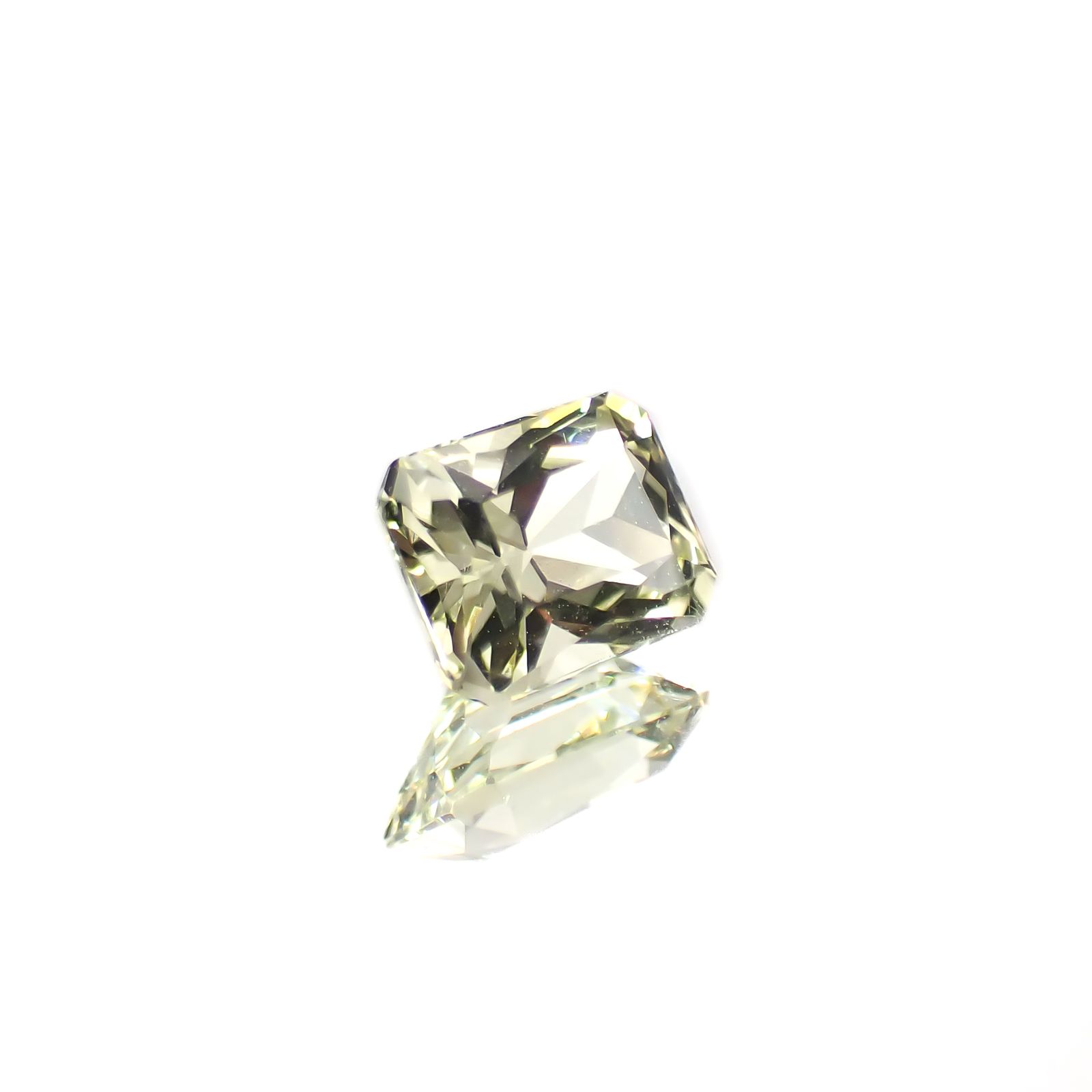 イエローアパタイト メキシコ産 0.64ct [241129469]5.5x4.3mm前後