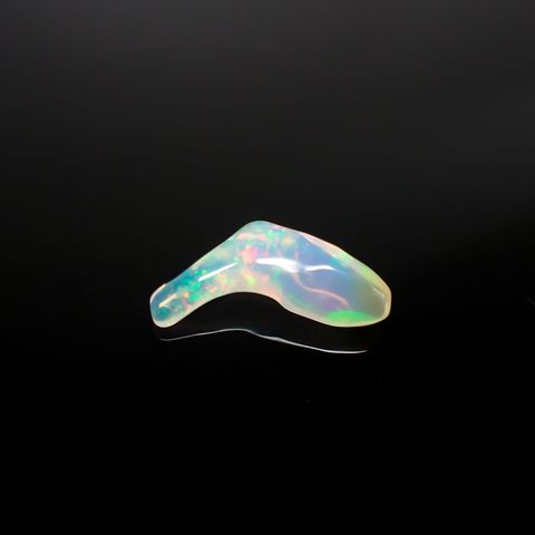 ◇バロック型◇エチオピアオパール(宝石名オパール) エチオピア産 識別済 2.39ct / 17.9x9.2mm前後 [260111399]