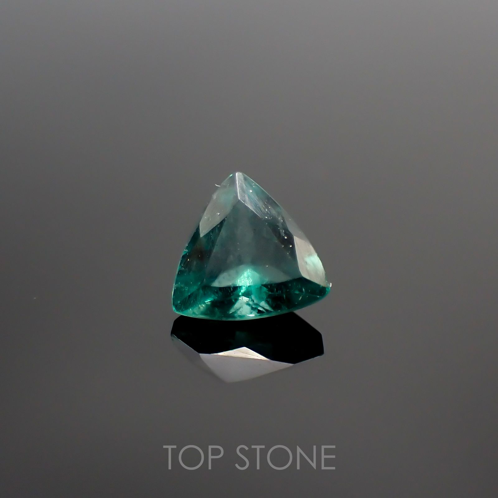 グリーンアパタイト(ノーブルモロキサイト)(宝石名アパタイト) マダガスカル産 0.32ct 識別済[210913151]4.6×4.5mm前後