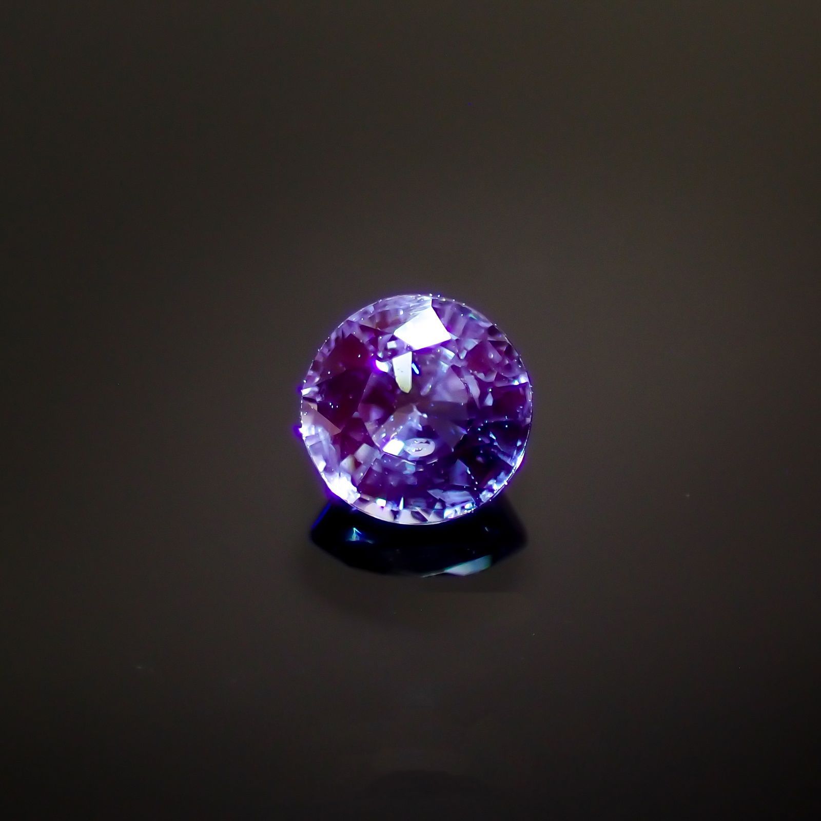 アイスブルーサファイア(宝石名サファイア)スリランカ/マダガスカル産 0.40ct 識別済[220515959]4.2x4.1mm前後