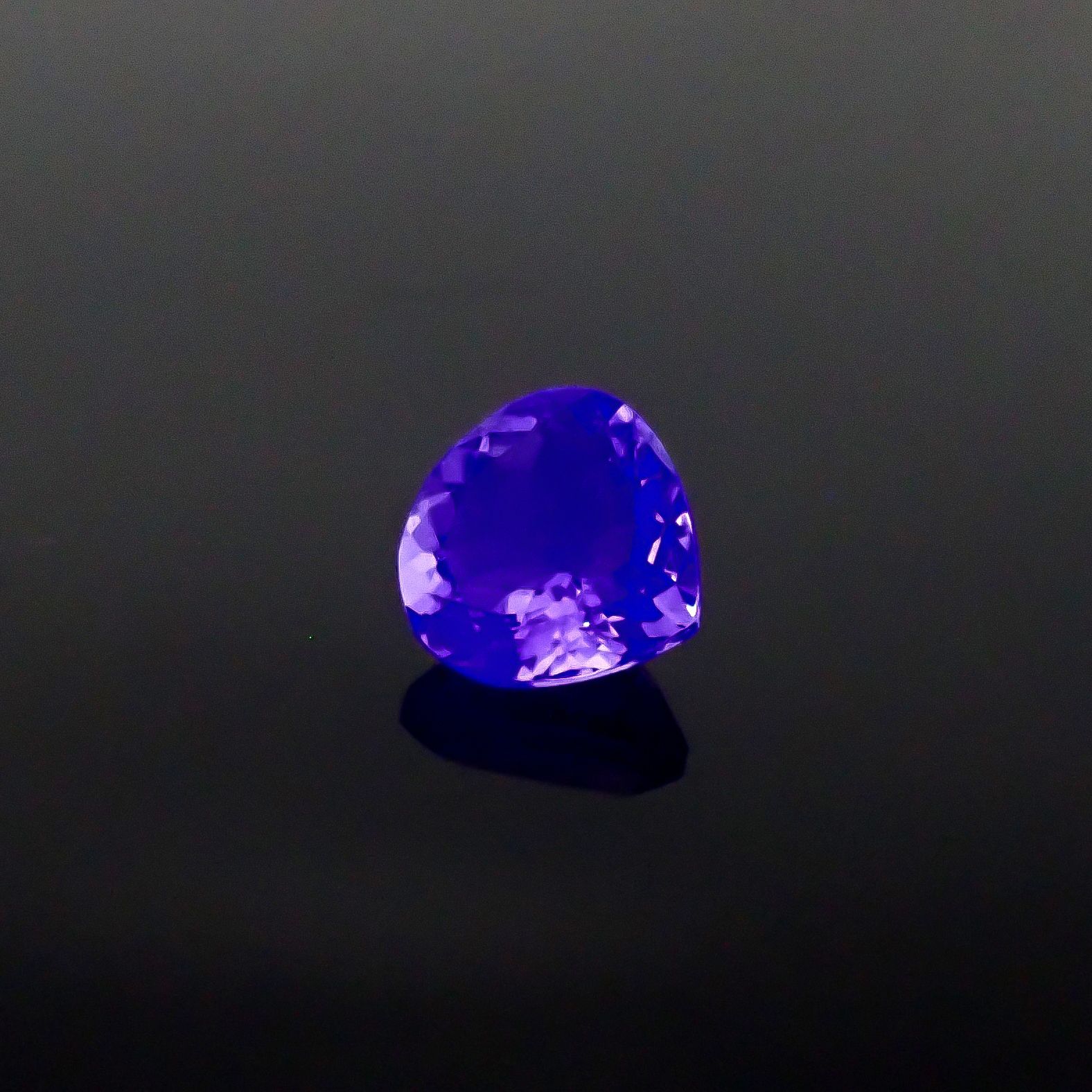 フローライト フルオレッセンス アフガニスタン産 1.95ct [250630522]7.8x7.9mm前後
