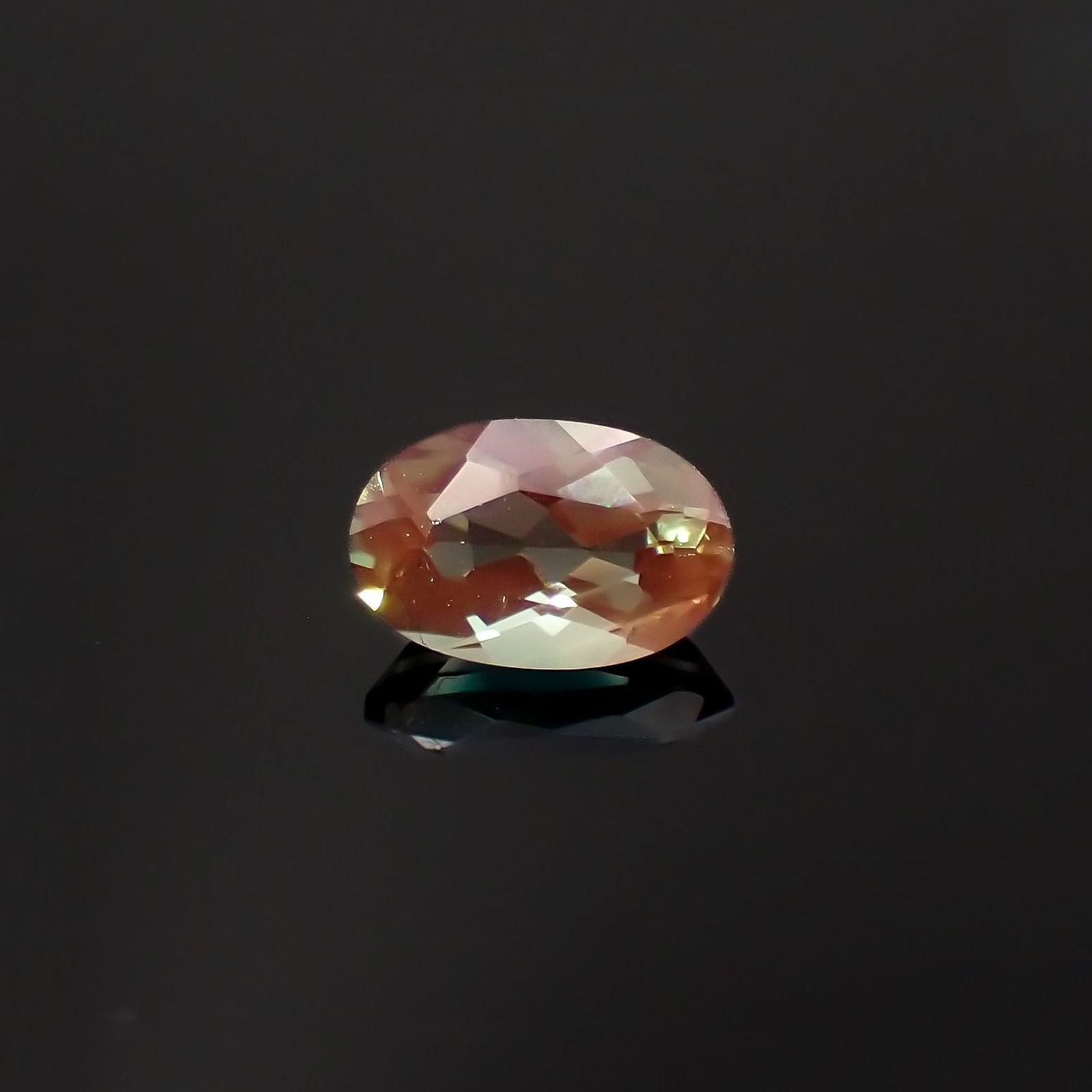 カラーチェンジアンデシン モンゴル産 0.40ct / 5.8x3.8mm前後 [230421470]