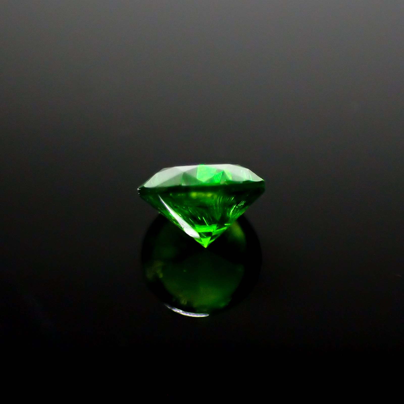 デマントイドガーネット ロシア産 0.41ct [241029307]4.4x4.4mm前後