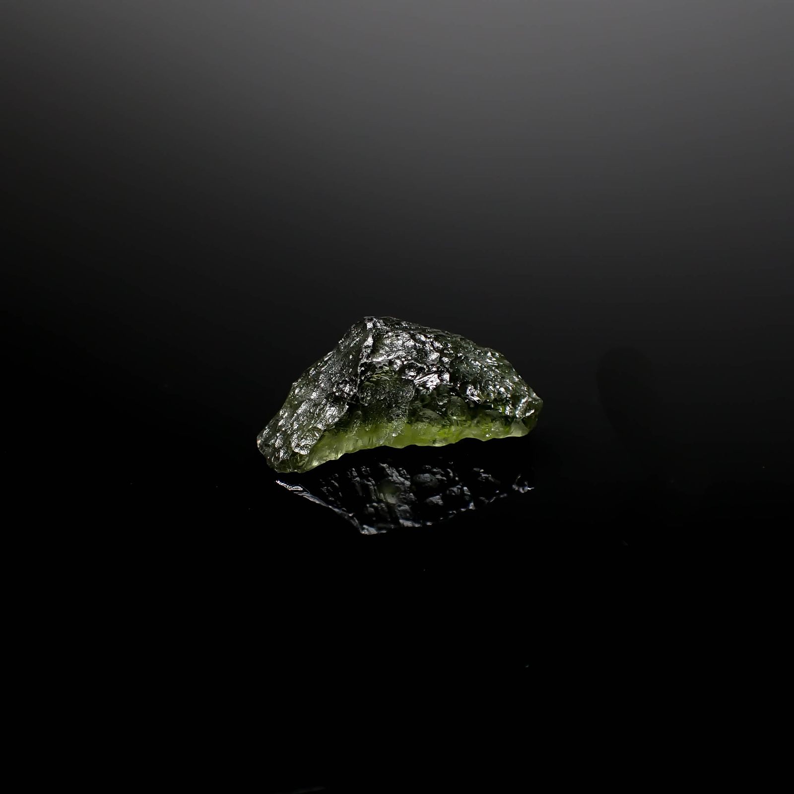 モルダバイト 原石 発見地：旧チェコスロバキア 5.45ct [241029294]19.8x8.6mm前後