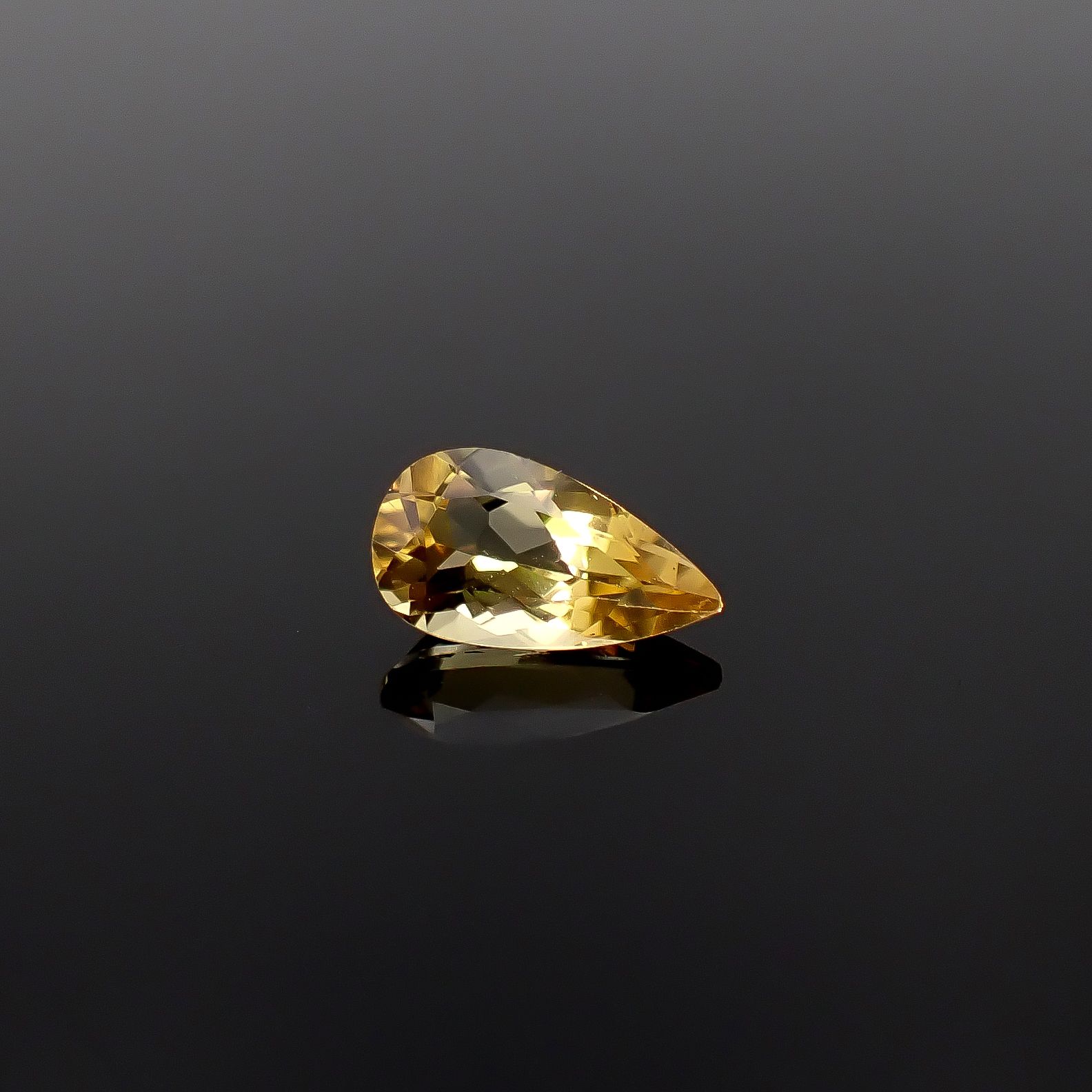 コンドロダイト(宝石名コンドロダイト)タジキスタン・パミール高原産 識別済 0.84ct / 8.5x4.7mm前後 [260131581]