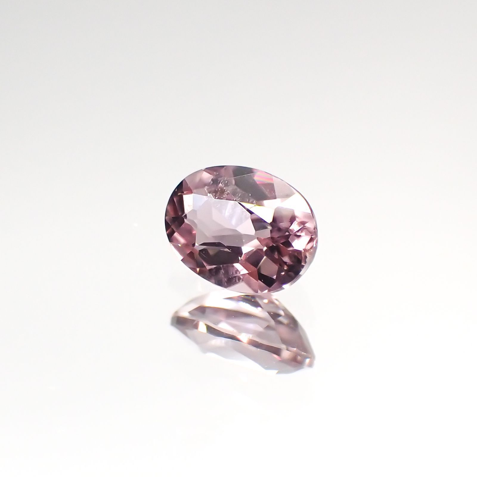 ピンクダイアスポア(宝石名ダイアスポア) アフガニスタン産 0.38ct 識別済[210912433]5.2×3.8mm前後
