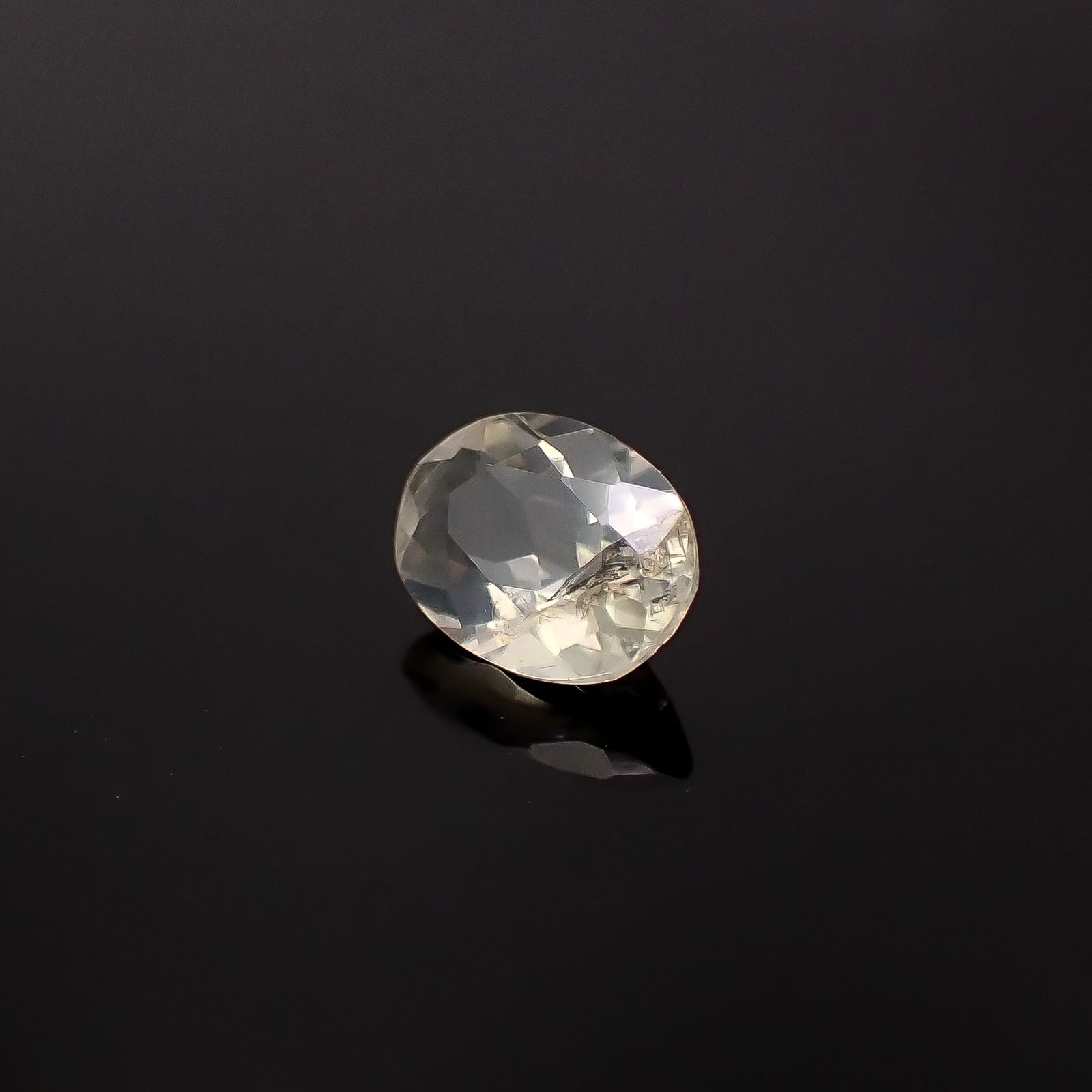 リューサイト 遊色効果あり イタリア産 0.67ct / 6.9x5.2mm前後 [260131557]