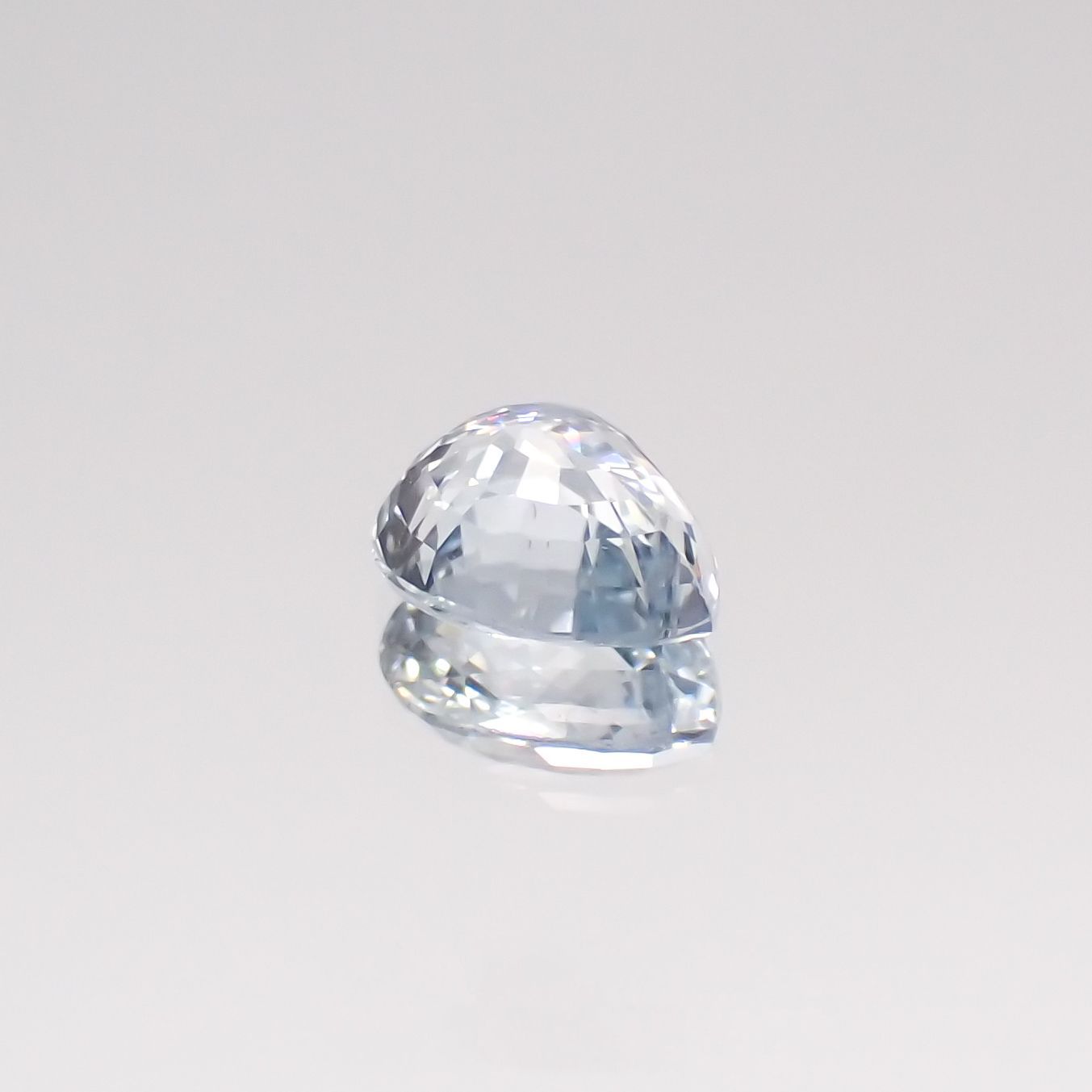 アイスブルーサファイア(宝石名ブルー・サファイア) スリランカ/マダガスカル産 0.51ct 識別済[210611161]5.4×4.5mm前後