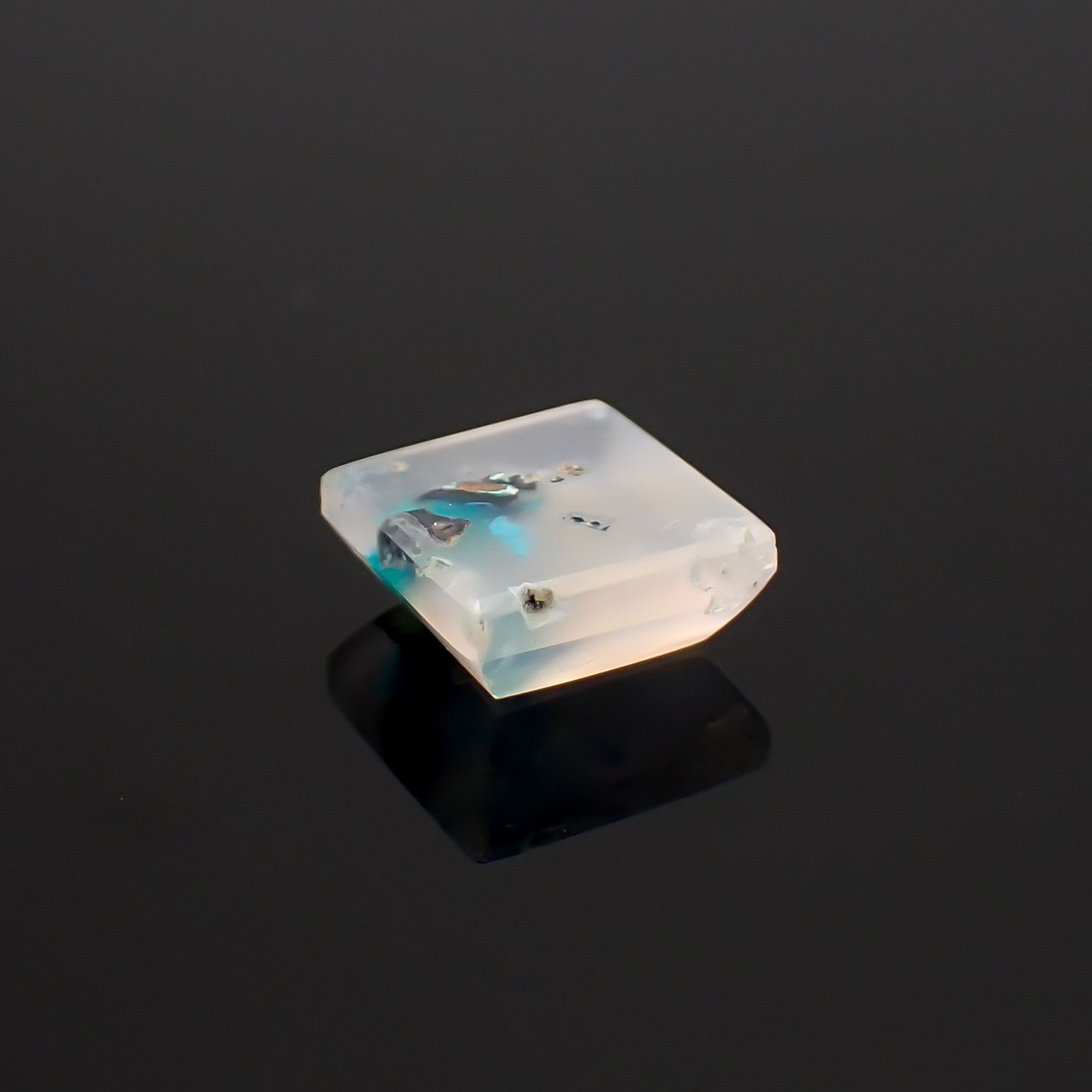 コッパークリソコラインカルセドニー インドネシア産 3.58ct / 9.2x9.2mm前後 [260932794]