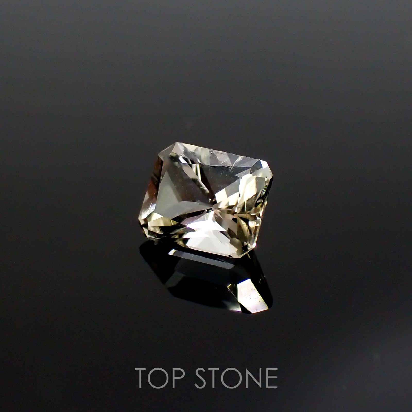 アクロアイト(宝石名トルマリン)ナイジェリア産 0.85ct 識別済[220616262]6.1x4.8mm前後
