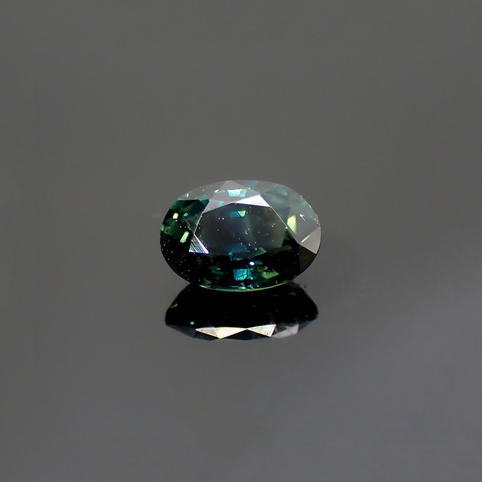 バイカラーサファイア(宝石名バイカラー・サファイア)マダガスカル/オーストラリア産 識別済 1.22ct / 7.1x5.2mm前後 [220114081]