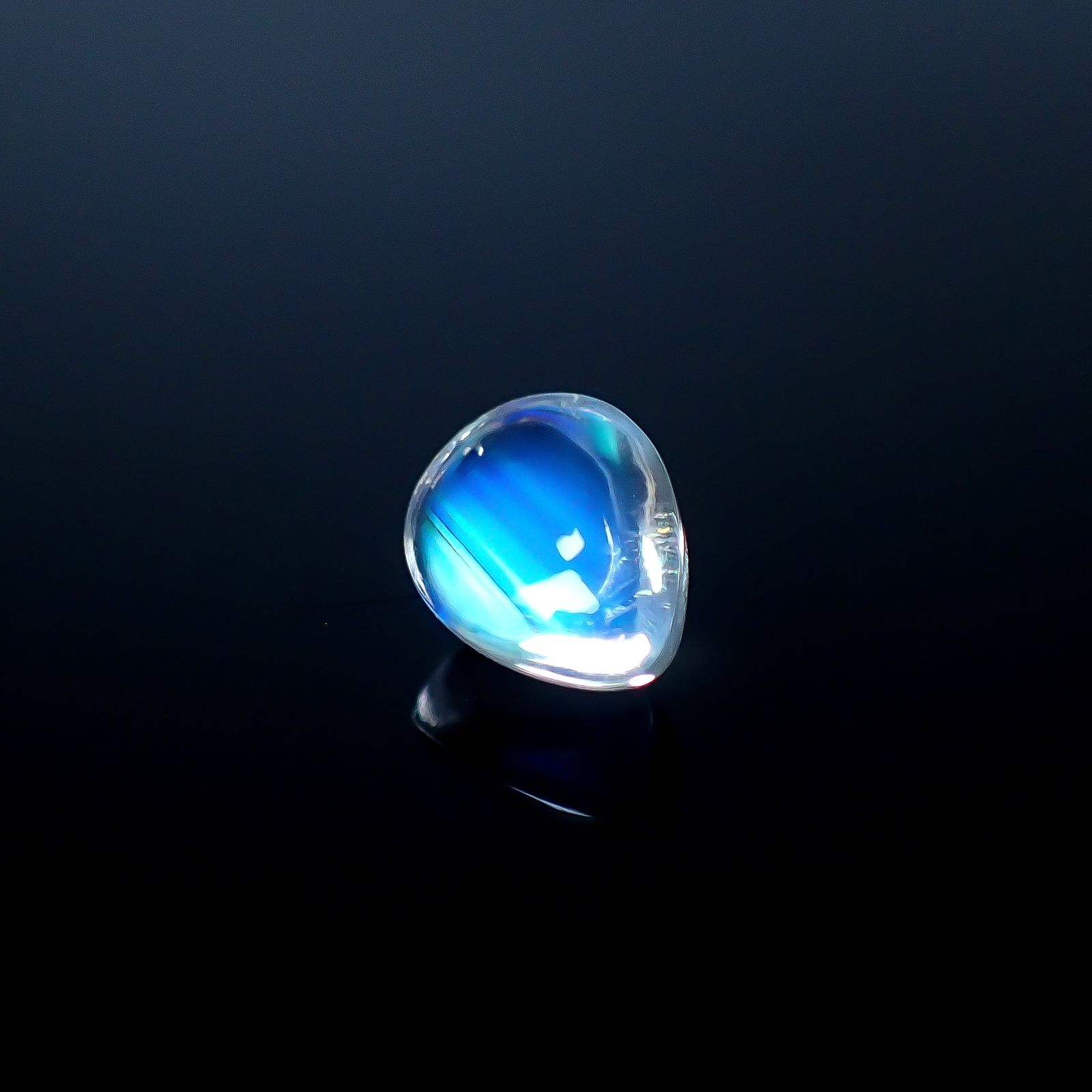 ◇バフトップカット◇レインボームーンストーン(宝石名ラブラドライト)マダガスカル産 ソ付(彩珠) 2.204ct / 9.5x7mm前後 [250931035]