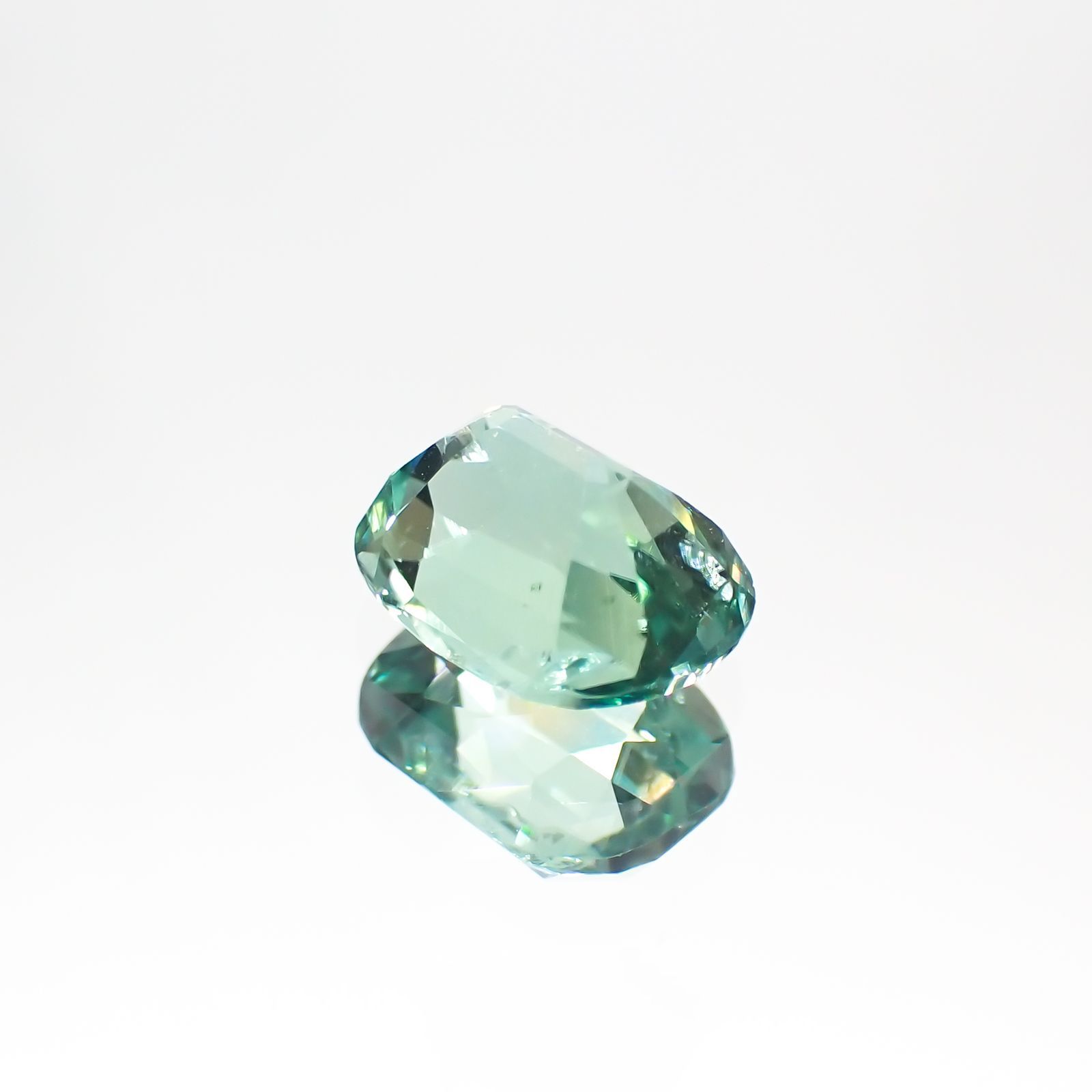 ブルーグリーントルマリン(宝石名グリーン・トルマリン) アフガニスタン産 1.252ct ソ付(彩珠)[211013582]7.4×5.8mm前後