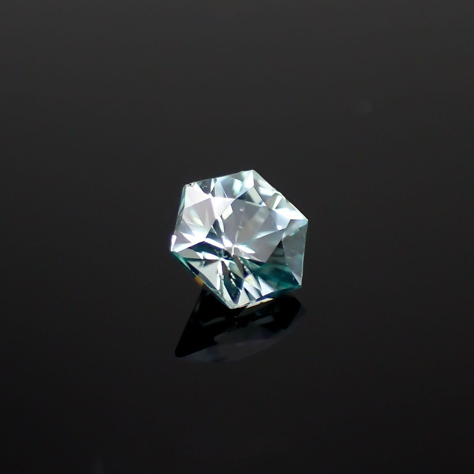 ◇ヘキサゴンカット◇アイスブルージルコン(宝石名ジルコン)カンボジア産 0.80ct 識別済[230320857]4.9x4.7mm前後
