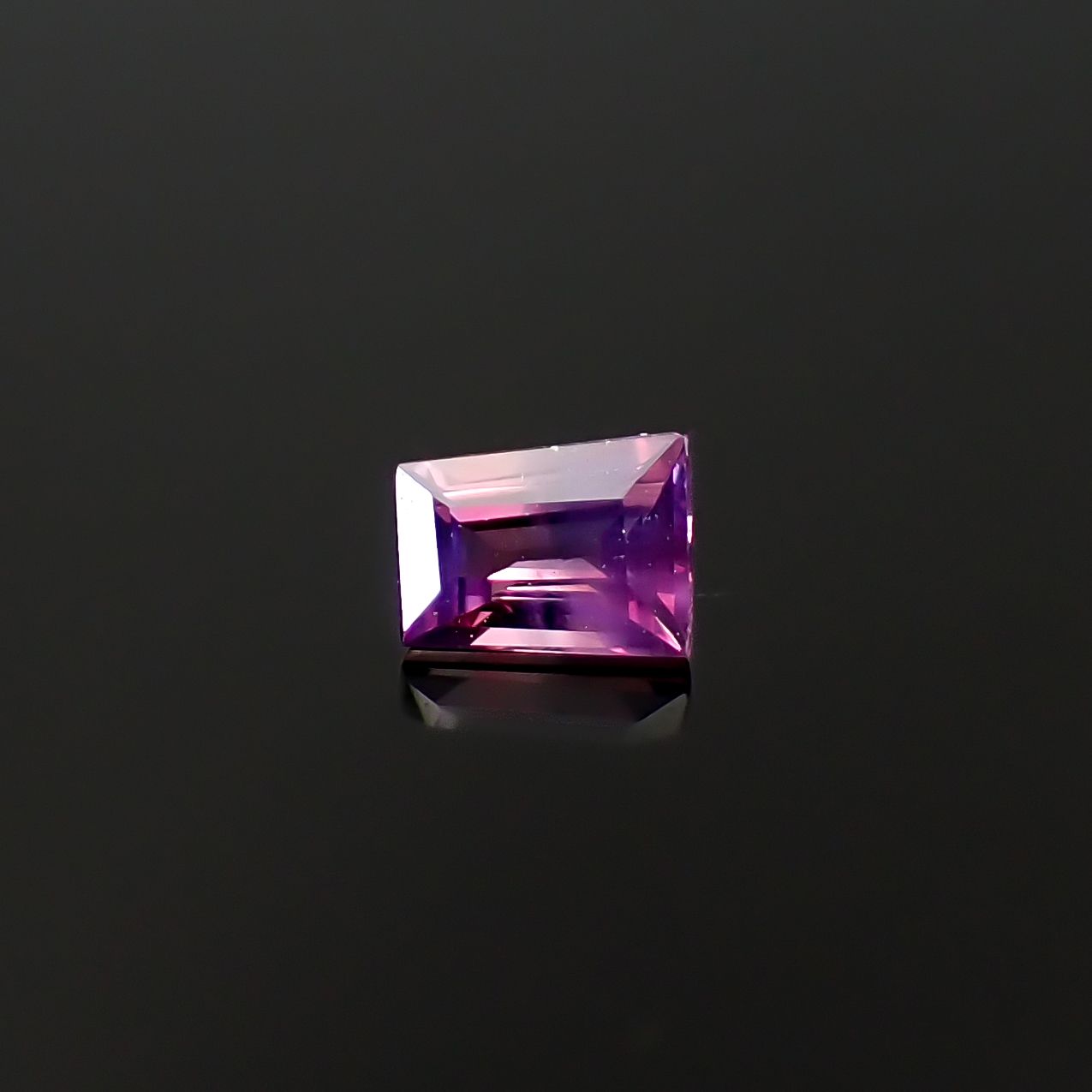 ウィンザーサファイア タンザニア・ウィンザー産 0.14ct / 3.3x2.6mm前後 [260532138]