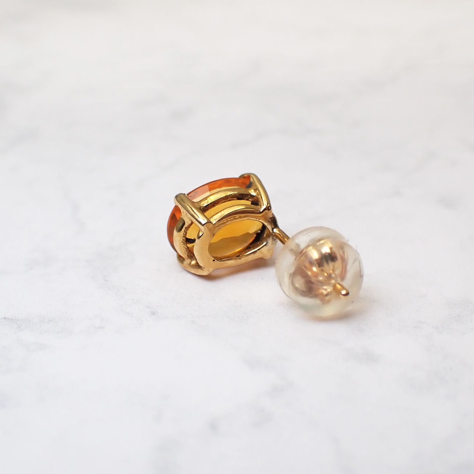 ◇K18ピアス◇ ファイヤーオパール 約0.80ct | オーバル/つやあり仕上げ (片耳用・キャッチ付き) 6×8mm [241229428]