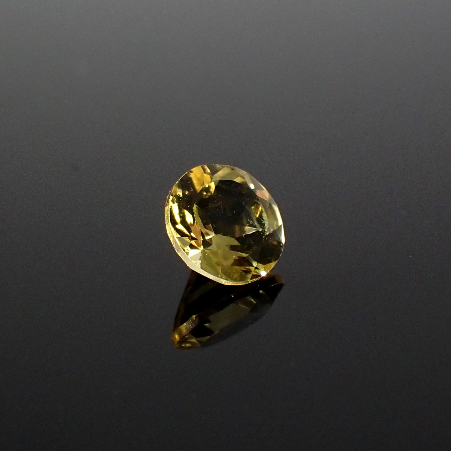 イエローダンビュライト タンザニア産 0.33ct[240125458]4.4x4.4mm前後