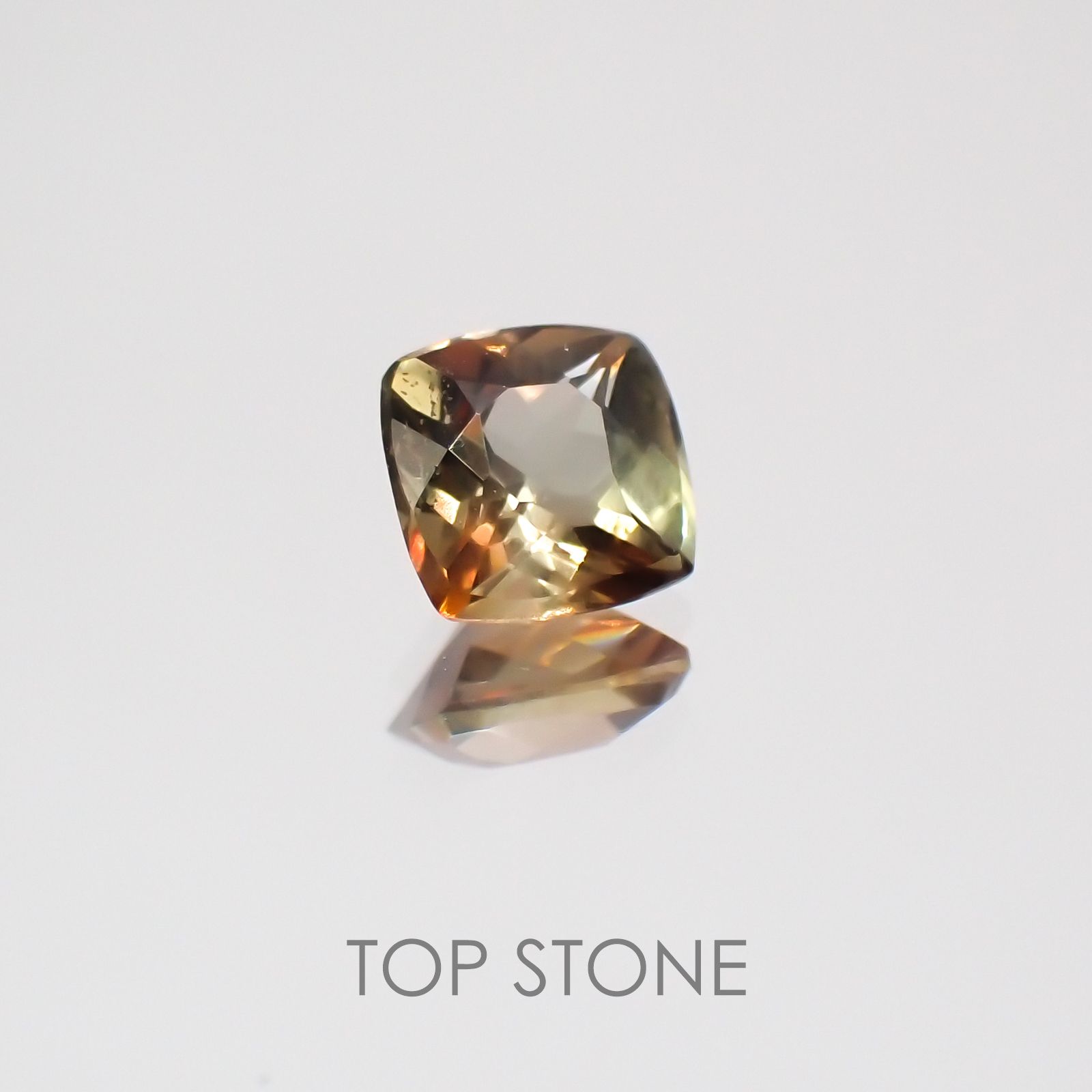 バイカラーアンダリュサイト スリランカ産 ルース 0.61ct[21059871]5.2×5.2mm前後