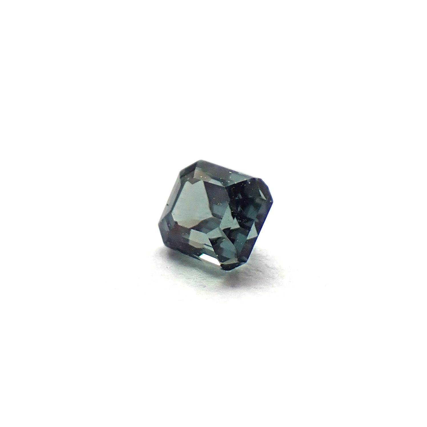 ベキリーブルーガーネット（カラーチェンジガーネット アレキタイプ） マダガスカル・ベキリー産 0.11ct / 2.6x2.3mm前後 [260732460]