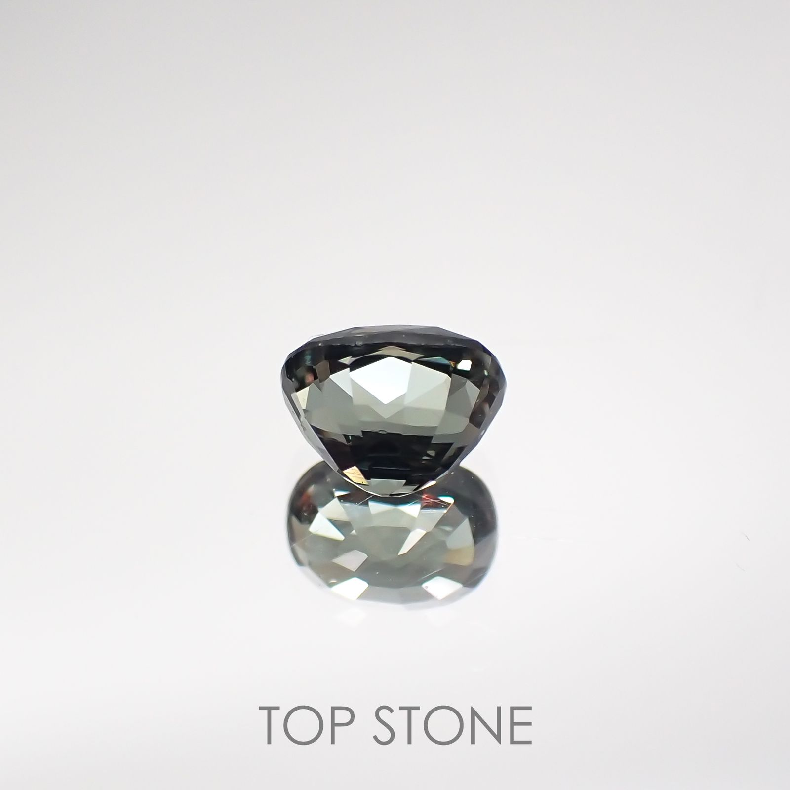 カラーチェンジガーネット(アレキタイプ)(宝石名ガーネット/カラーチェンジタイプ) マダガスカル・ベキリー産 0.55ct 識別済[210711807]4.8×3.6mm前後
