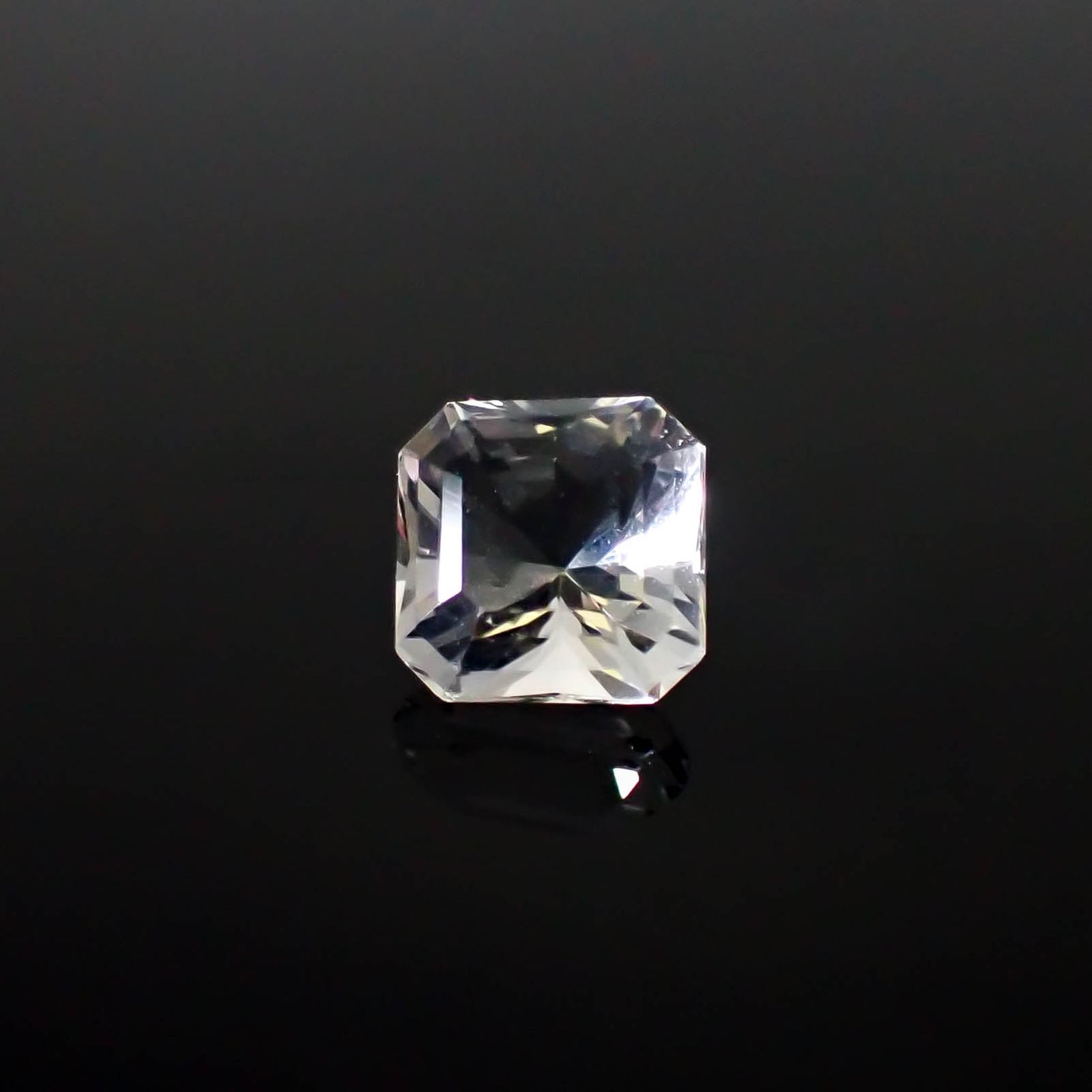 カラーレスフローライト フルオレッセンス イギリス産 2.42ct [250430158]7.4x7.4mm前後
